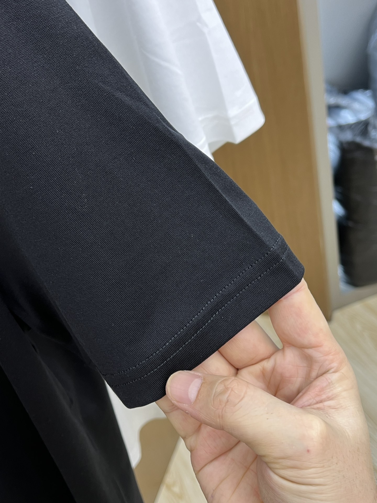 新品 FD🔥SS官网新款标识细节棉质T恤衫。订织全棉面料质感好，面料舒适亲肤 超级舒适 a60值得推荐 