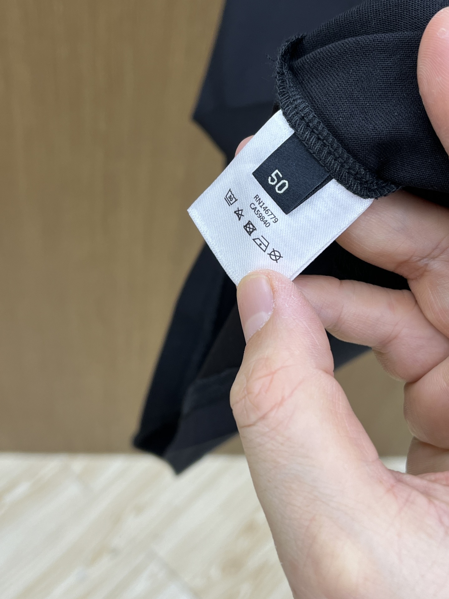 新品 FD🔥SS官网新款标识细节棉质T恤衫。订织全棉面料质感好，面料舒适亲肤 超级舒适 a60值得推荐 