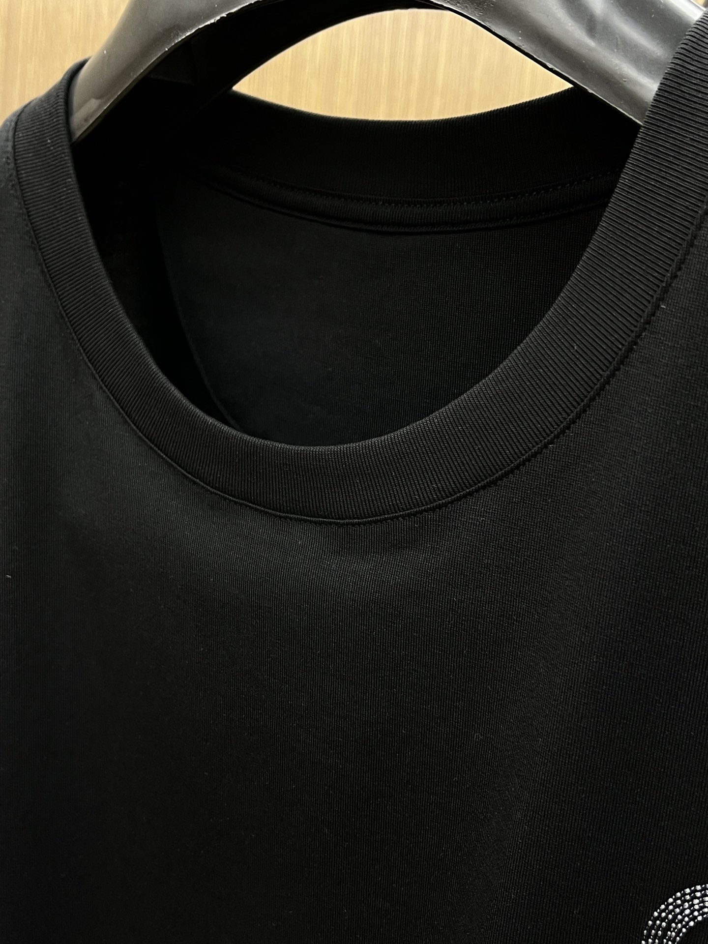 新品 FD🔥SS官网新款标识细节棉质T恤衫。订织全棉面料质感好，面料舒适亲肤 超级舒适 a60值得推荐 