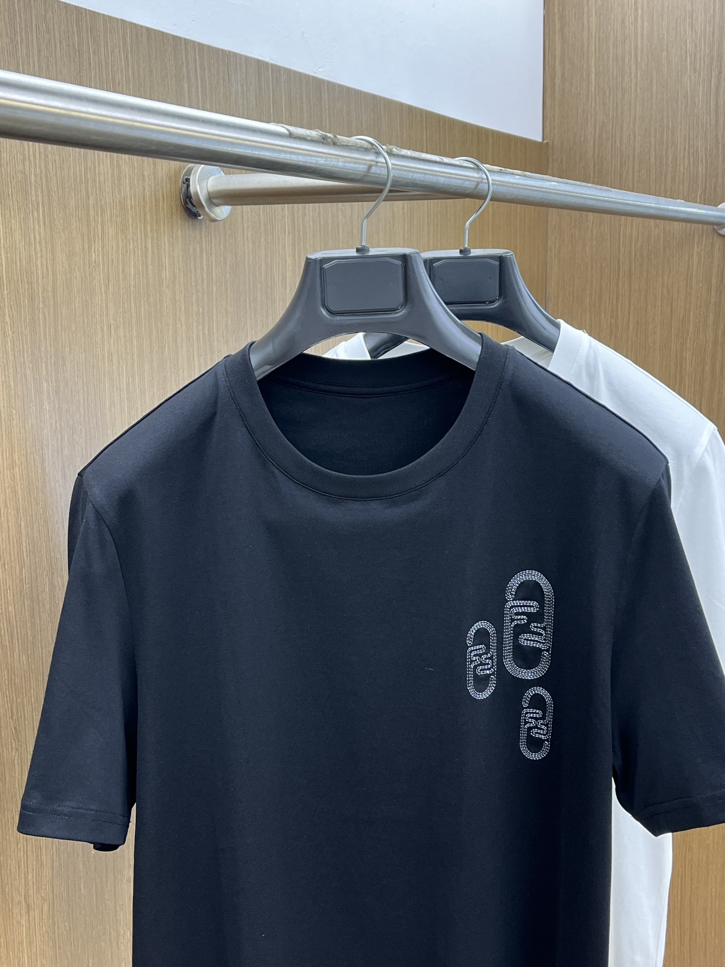 新品 FD🔥SS官网新款标识细节棉质T恤衫。订织全棉面料质感好，面料舒适亲肤 超级舒适 a60值得推荐 