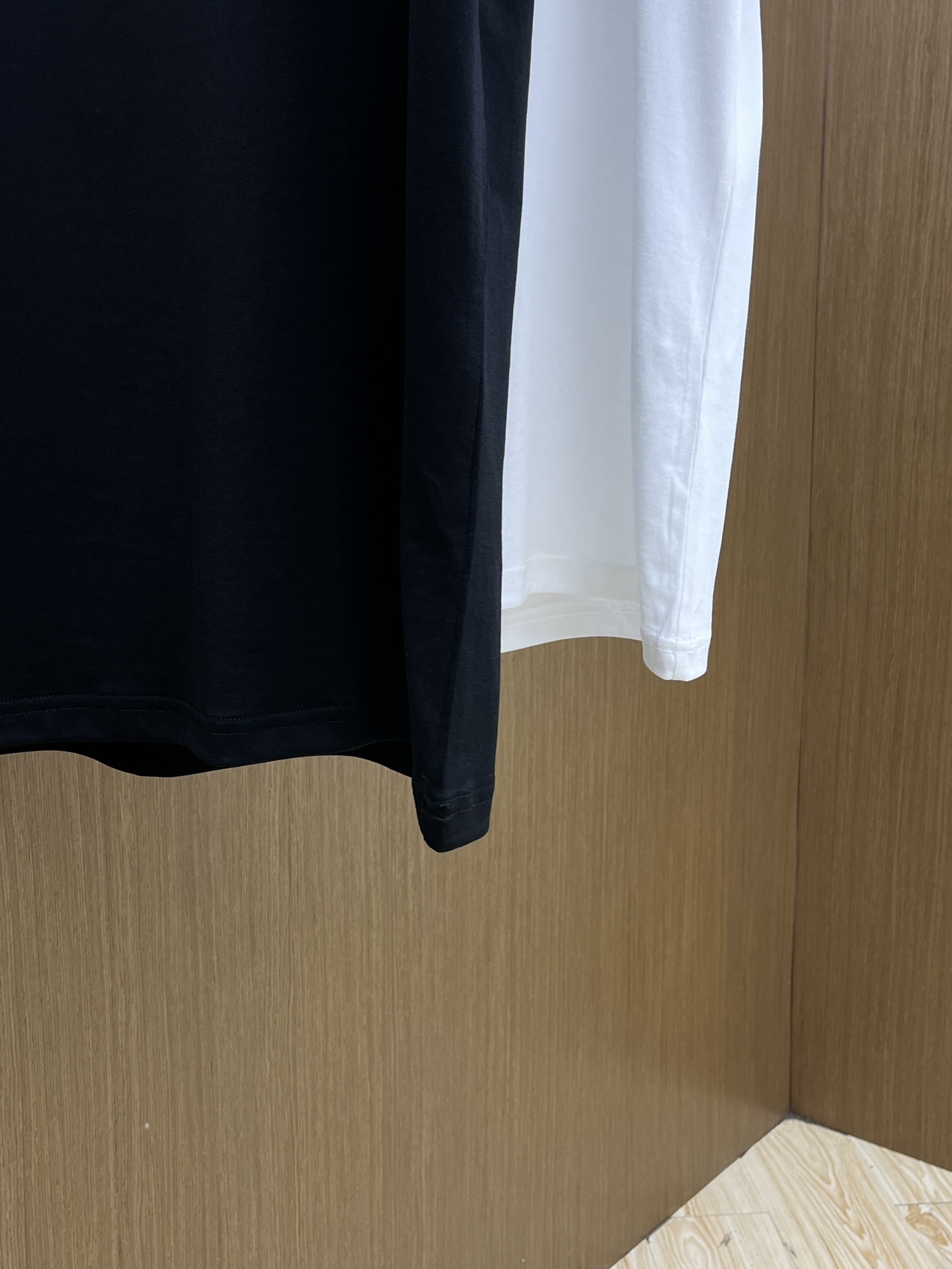 新品 FD🔥SS官网新款标识细节棉质T恤衫。订织全棉面料质感好，面料舒适亲肤 超级舒适 a60值得推荐 