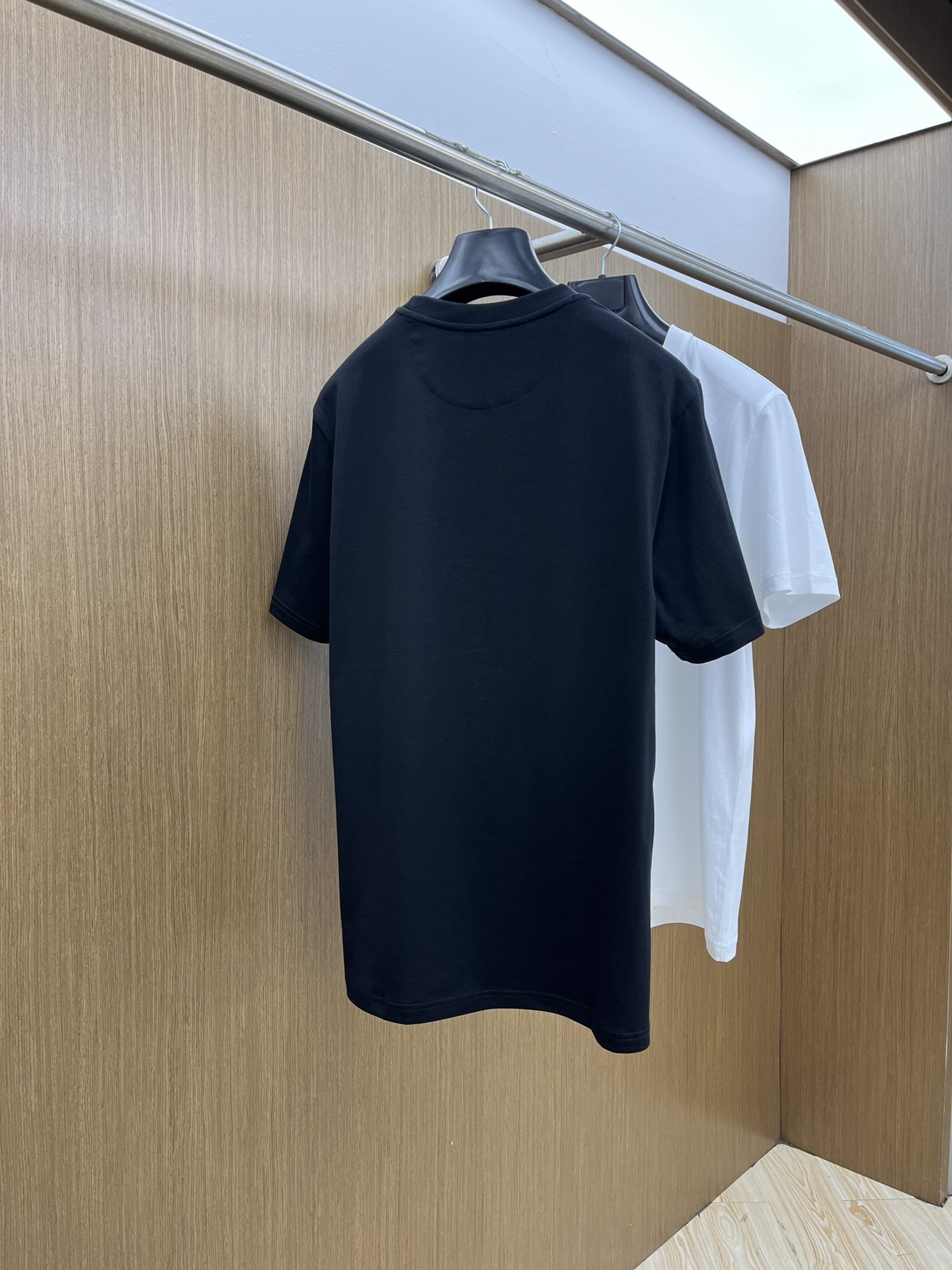 新品 FD🔥SS官网新款标识细节棉质T恤衫。订织全棉面料质感好，面料舒适亲肤 超级舒适 a60值得推荐 