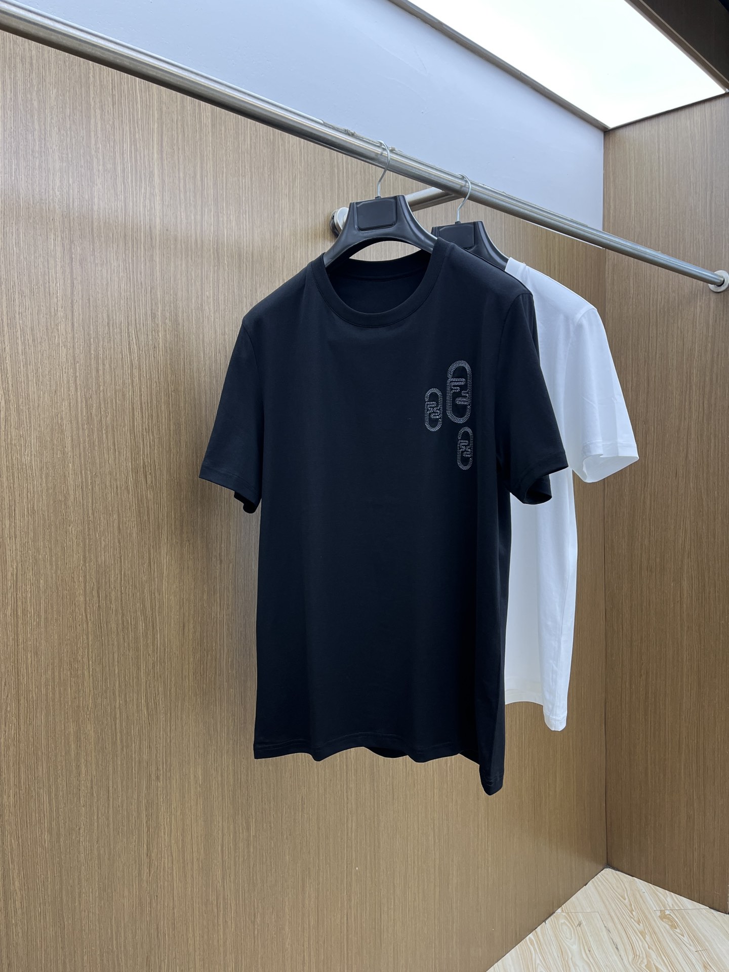 新品 FD🔥SS官网新款标识细节棉质T恤衫。订织全棉面料质感好，面料舒适亲肤 超级舒适 a60值得推荐 