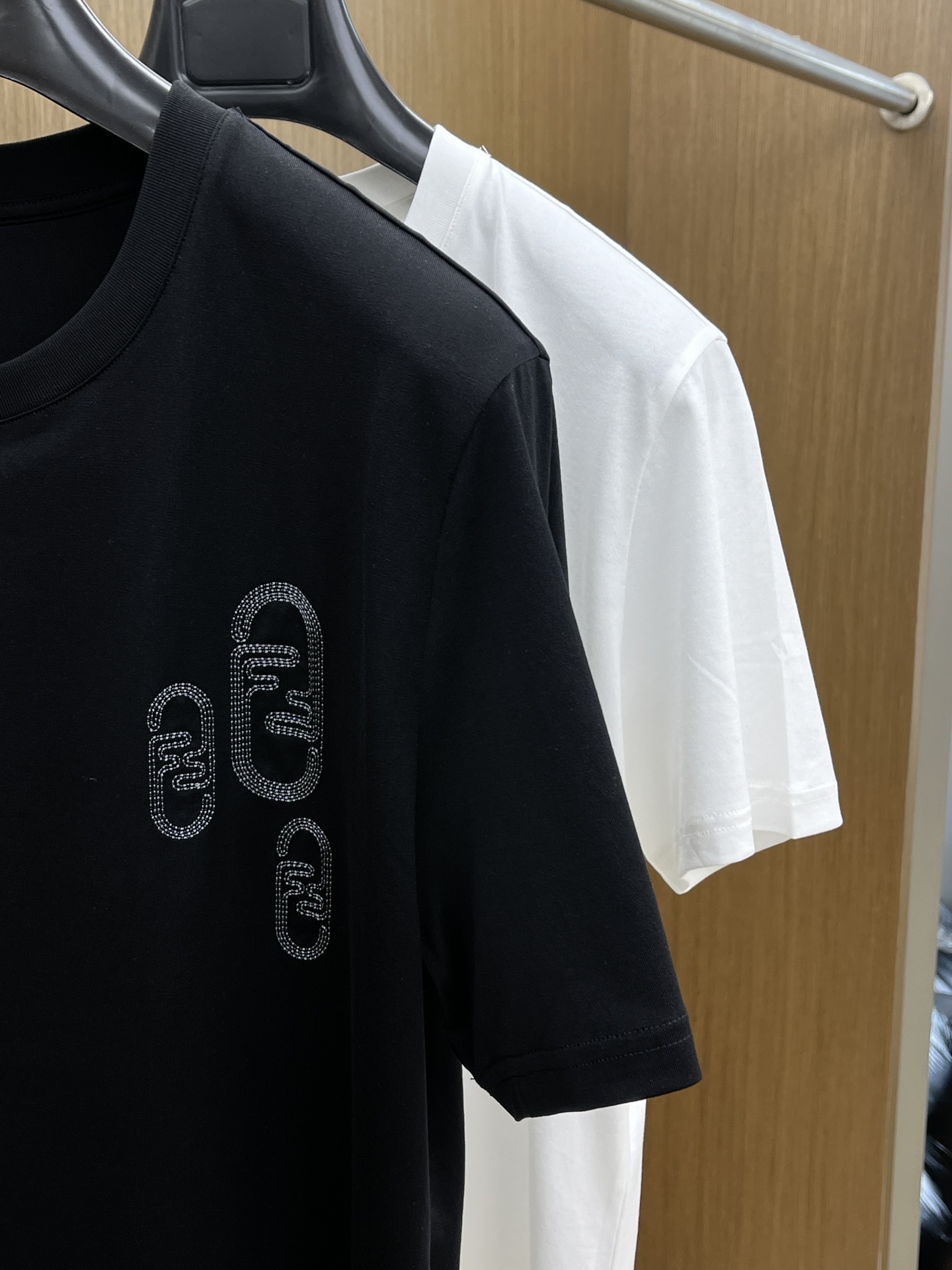 新品 FD🔥SS官网新款标识细节棉质T恤衫。订织全棉面料质感好，面料舒适亲肤 超级舒适 a60值得推荐 