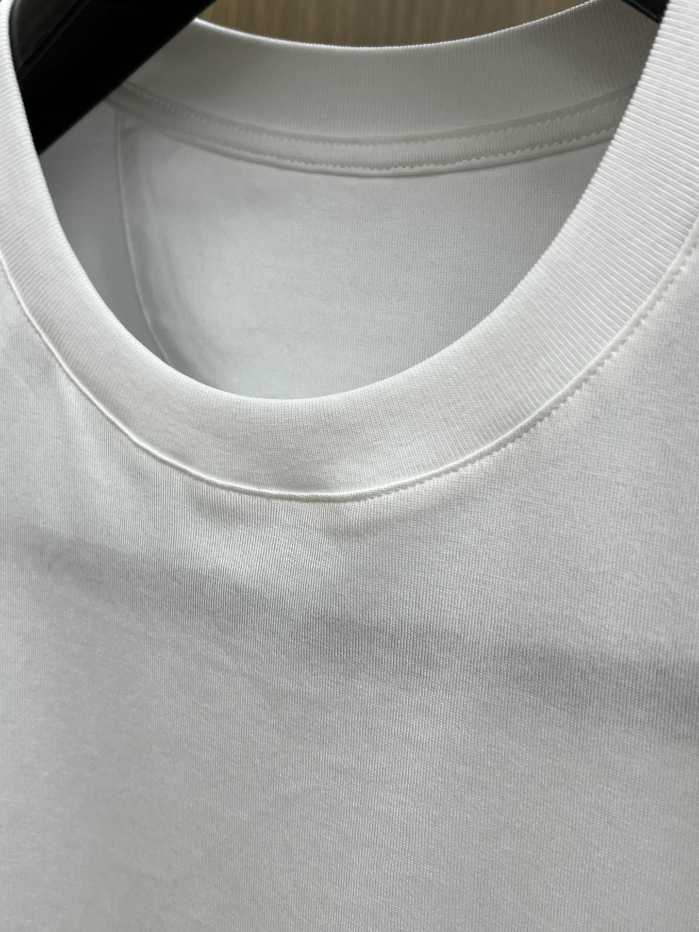 新品 FD🔥SS官网新款标识细节棉质T恤衫。订织全棉面料质感好，面料舒适亲肤 超级舒适 a60值得推荐 