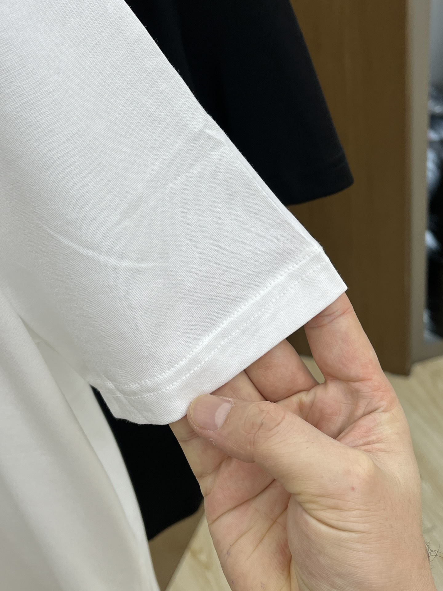 新品 FD🔥SS官网新款标识细节棉质T恤衫。订织全棉面料质感好，面料舒适亲肤 超级舒适 a60值得推荐 