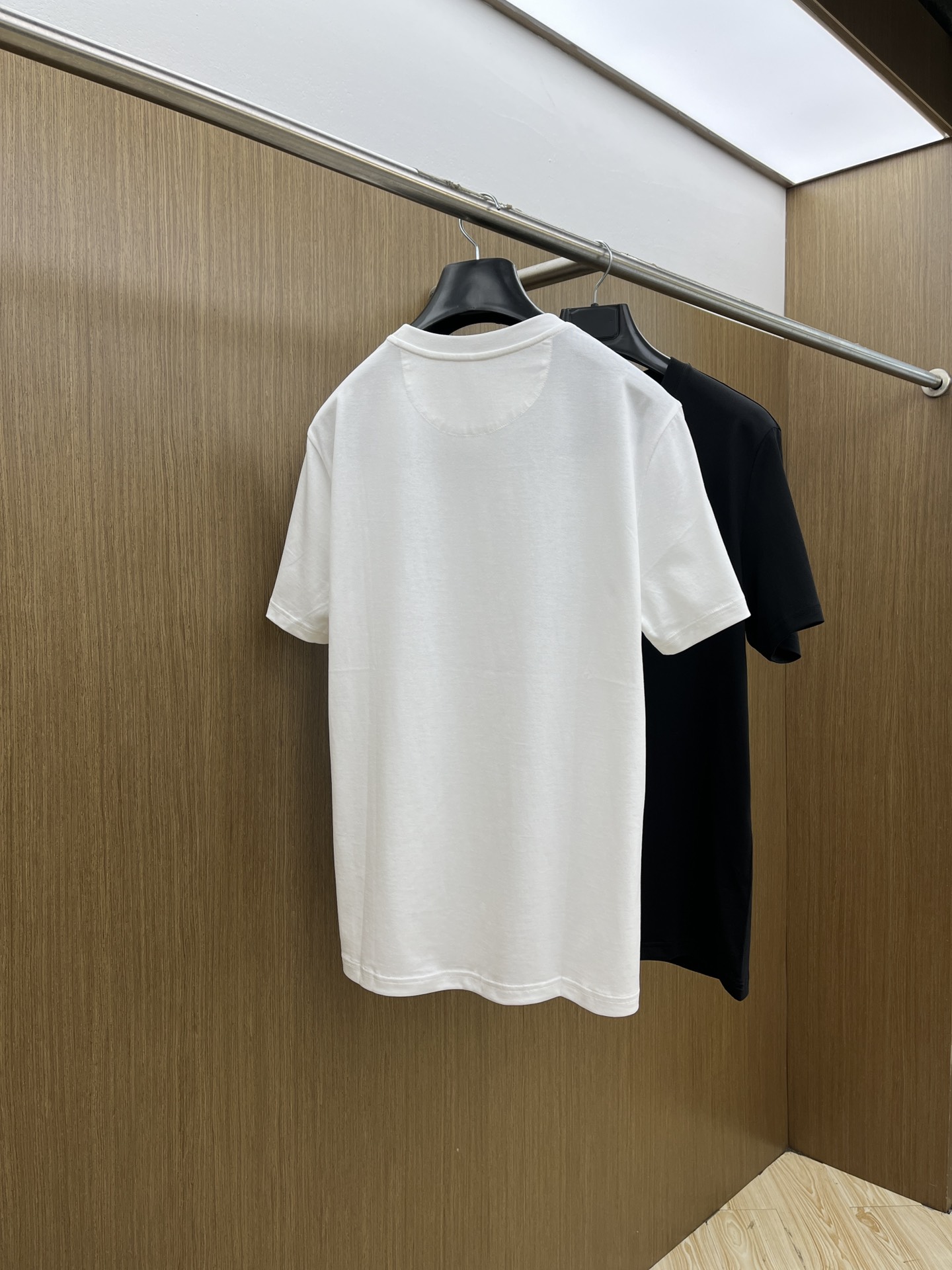 新品 FD🔥SS官网新款标识细节棉质T恤衫。订织全棉面料质感好，面料舒适亲肤 超级舒适 a60值得推荐 