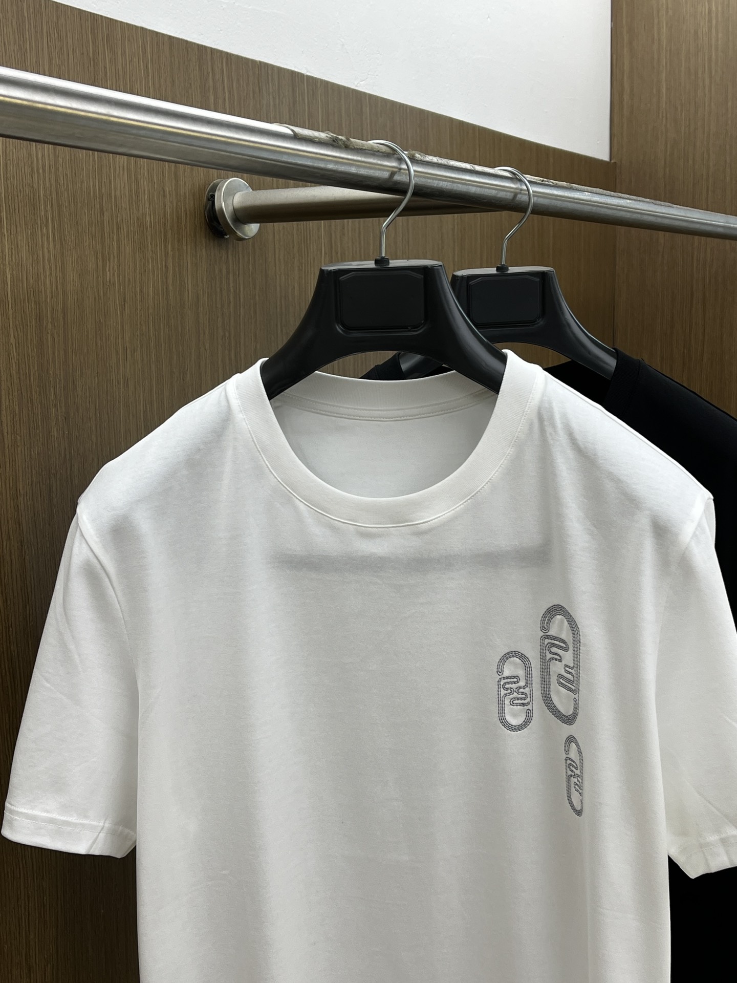 新品 FD🔥SS官网新款标识细节棉质T恤衫。订织全棉面料质感好，面料舒适亲肤 超级舒适 a60值得推荐 