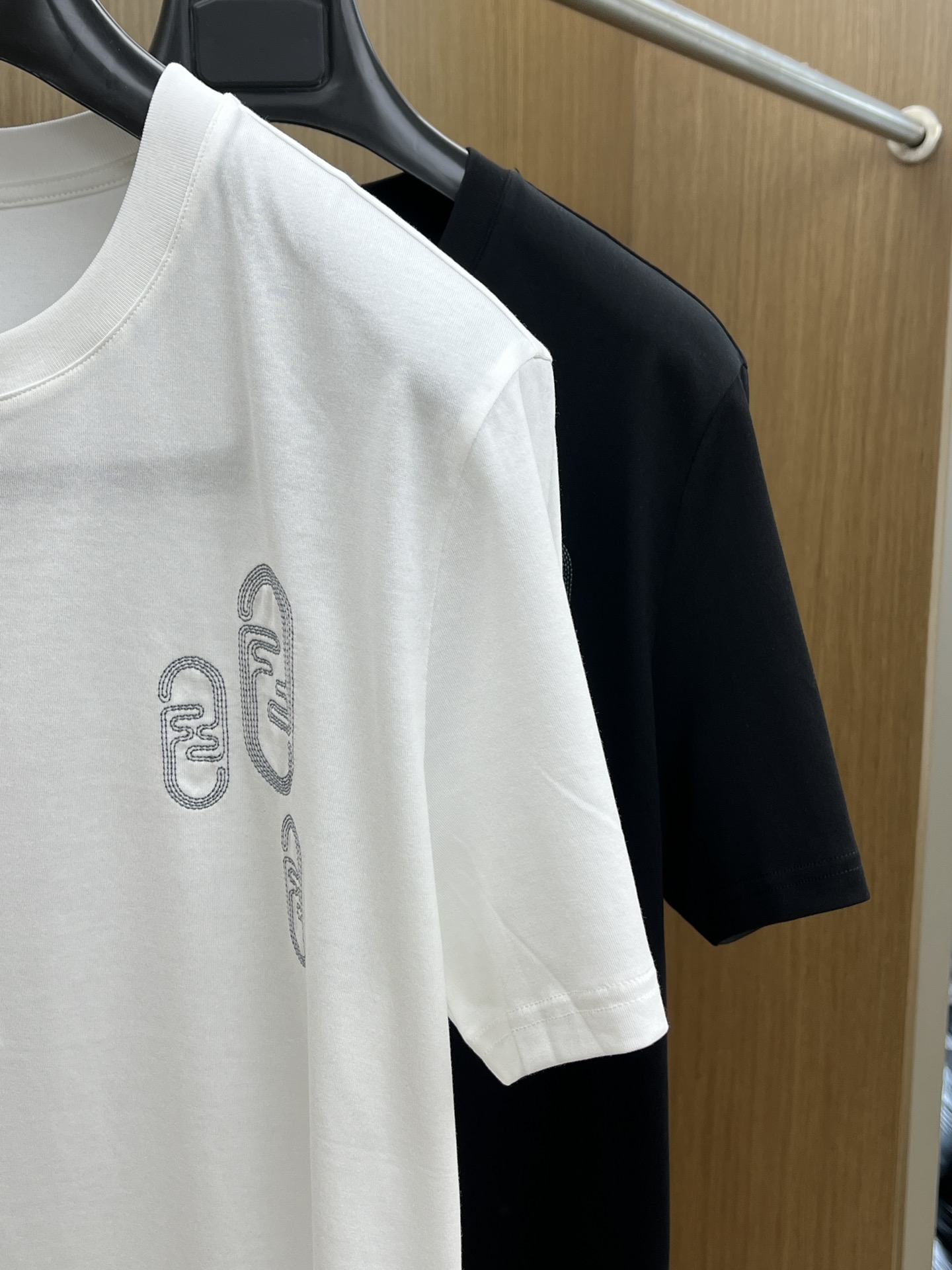 新品 FD🔥SS官网新款标识细节棉质T恤衫。订织全棉面料质感好，面料舒适亲肤 超级舒适 a60值得推荐 