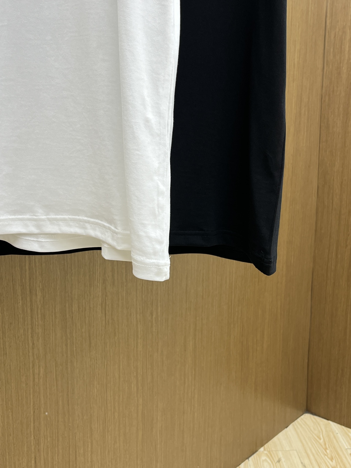 新品 FD🔥SS官网新款标识细节棉质T恤衫。订织全棉面料质感好，面料舒适亲肤 超级舒适 a60值得推荐 