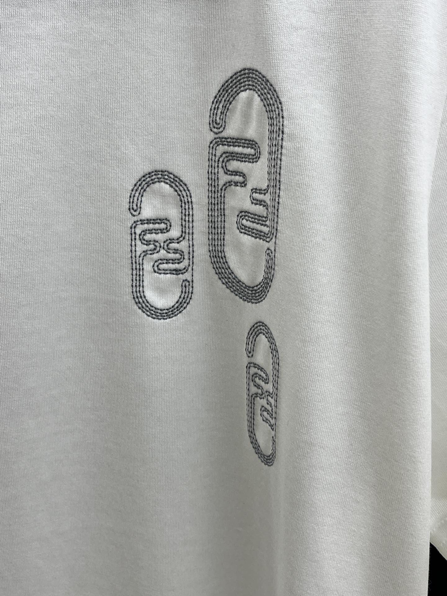 新品 FD🔥SS官网新款标识细节棉质T恤衫。订织全棉面料质感好，面料舒适亲肤 超级舒适 a60值得推荐 