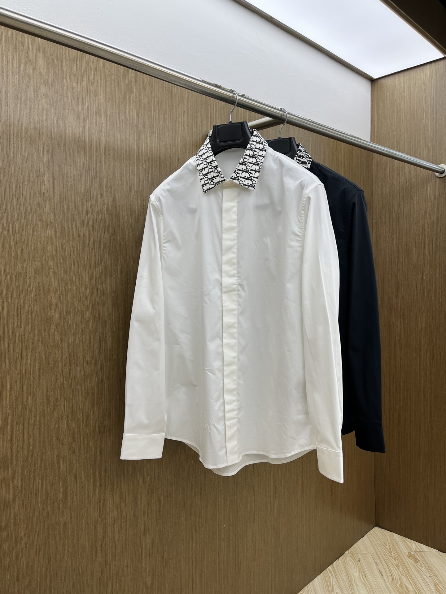 NO:463442,CD SS spring and summer new fashionable simple long-sleeved shirt, this lightweight cotton shirt is made of all-cotton fabric, classic and simple design, refreshing tones, and super super colors. The most worth buying item this season, a simple, elegant and exquisite small design, a must-try and easy to control!  Simple design style is indispensable, with three-dimensional tailoring, moderate length to modify and beautify the upper body proportions. The A60 is very modern and versatile and malleable in its shape!  Size S-2xl (38-42) Color white, black, Shirts, alexander wang19860909CD SS春夏新款时尚简约长袖衬衫,本款轻盈棉质衬衣采用全棉质地面料,经典简约设计搭配,清爽色调,颜色超超超超级赞,这一季最值得入手的单品,简约大气又精致的小设计,时髦精必入,超好驾驭！ 简约设计款不可或缺款式,立体剪裁,适中长度修饰美化上身比例,A60造型上极具现代百搭可塑性！ 尺码S-2xl（38-42） 颜色白色,黑色,,shirts,alexander wang,Men's clothing