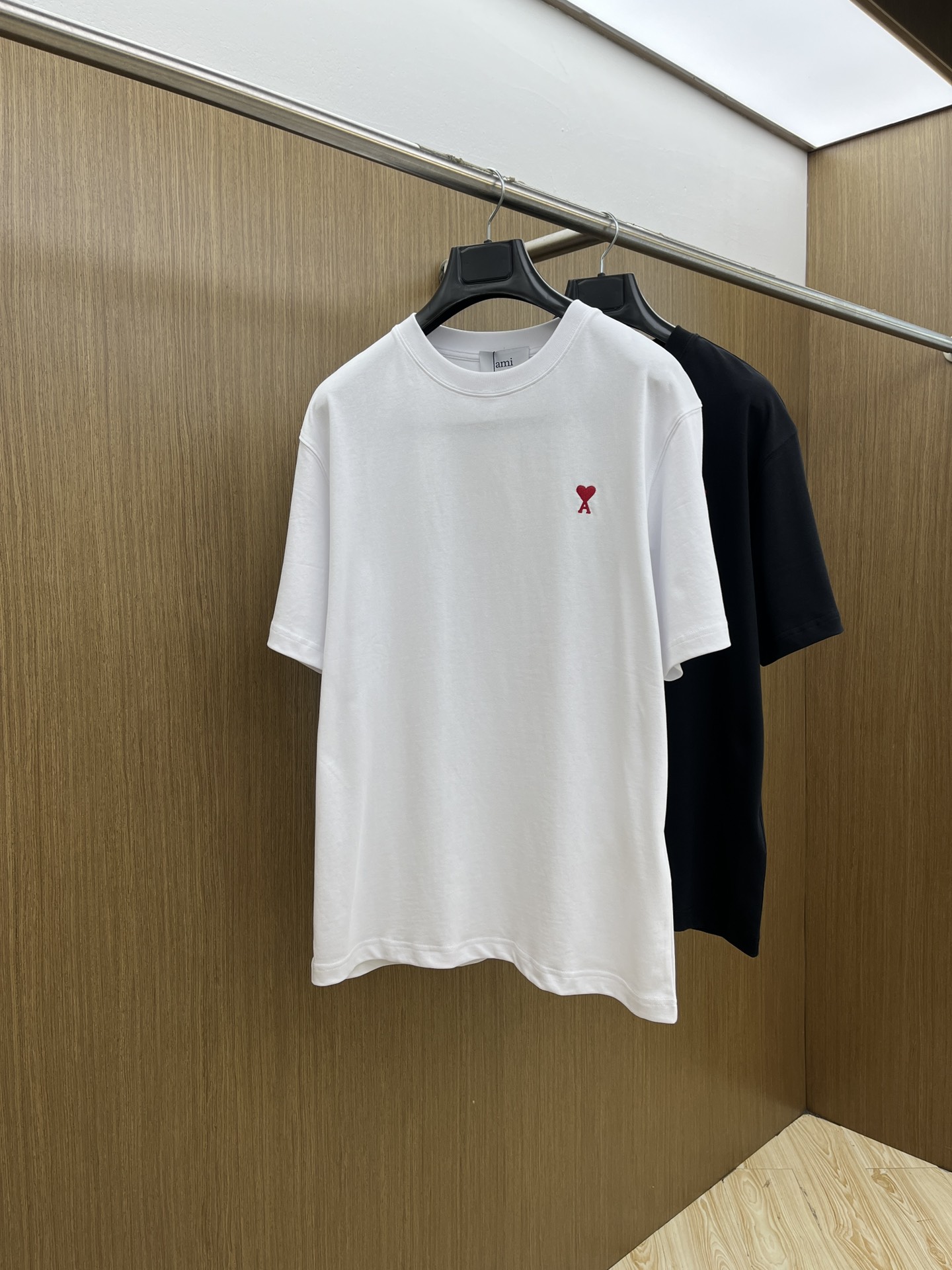 NO:427737,AMI Paris 2025 summer classic chest red heart embroidery logo T-shirt This classic T-shirt is matched with minimalist lines with the iconic Ami de Coeur heart embroidery, exuding a low-key and warm French emotion. The iconic red heart 'A' logo is located on the left chest, with exquisite embroidery embellishment, GZ foreign trade original single level!  Color black white blue gray Size S-XXL,,tees,t-shirt,alexander wang19860909AMI Paris 2025夏季经典胸口红色爱心刺绣logo T恤 这款经典T恤以极简线条搭配标志性 Ami de Coeur 红心刺绣,散发低调而温暖的法式情绪,标志性红心“A”徽标位于左胸,精致刺绣点缀,GZ 外贸原单级别！ 颜色黑色 白色 蓝色 灰色 尺码S-XXL,,tees，t-shirt,alexander wang,Men's clothing