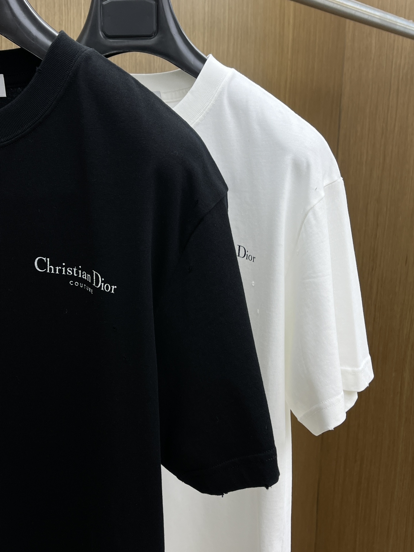  Dior迪奥2025新款经典字母做旧破洞印花LOGO短袖男女同款

这款 T 恤采用棉质竹节平纹针织面