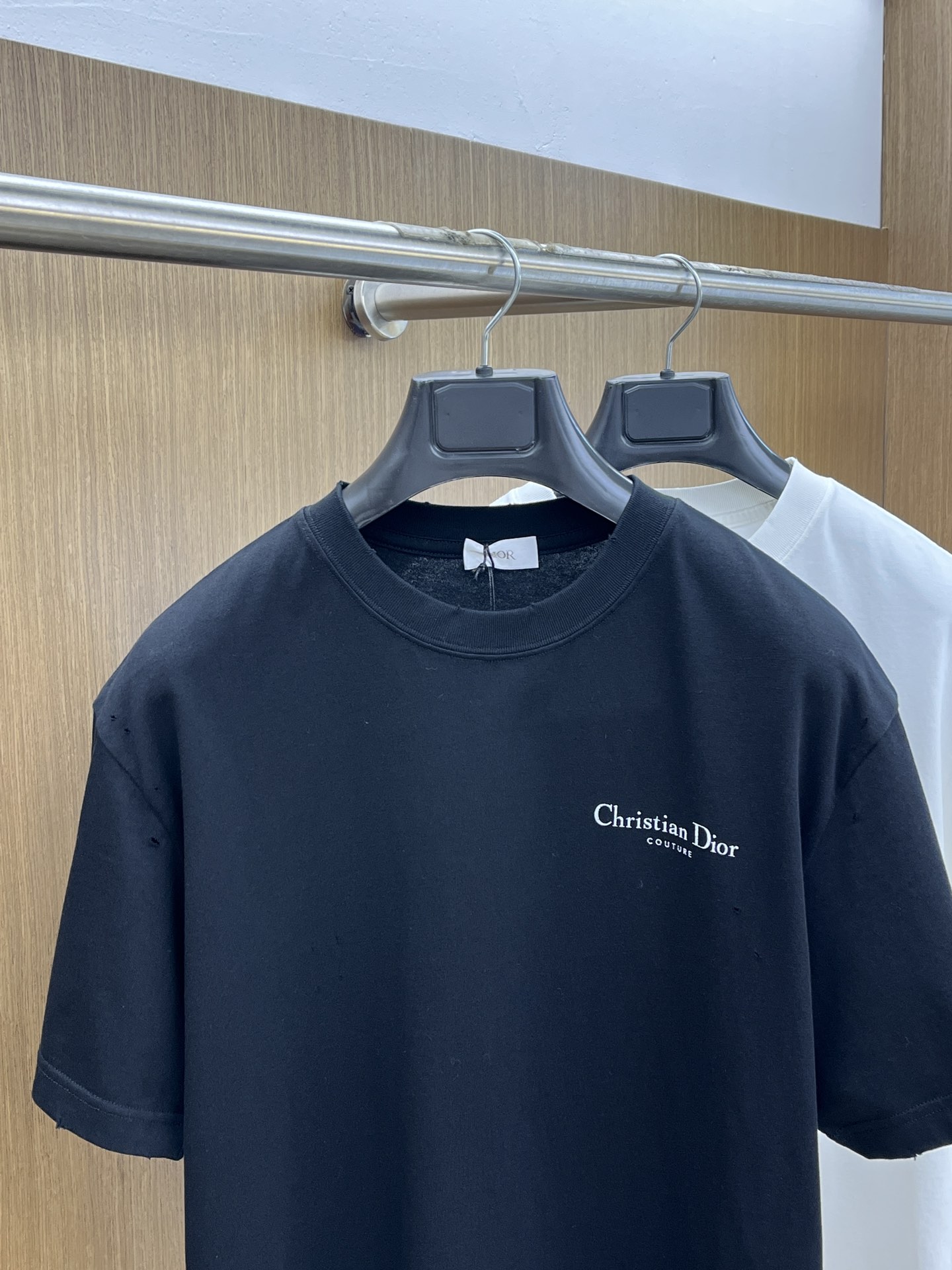  Dior迪奥2025新款经典字母做旧破洞印花LOGO短袖男女同款

这款 T 恤采用棉质竹节平纹针织面