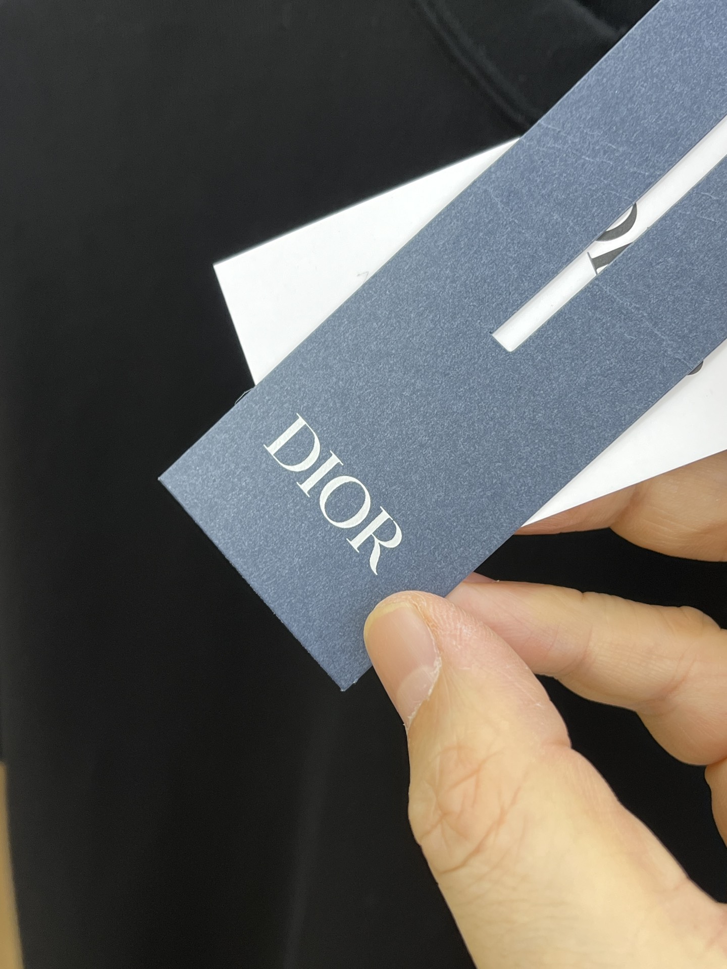  Dior迪奥2025新款经典字母做旧破洞印花LOGO短袖男女同款

这款 T 恤采用棉质竹节平纹针织面