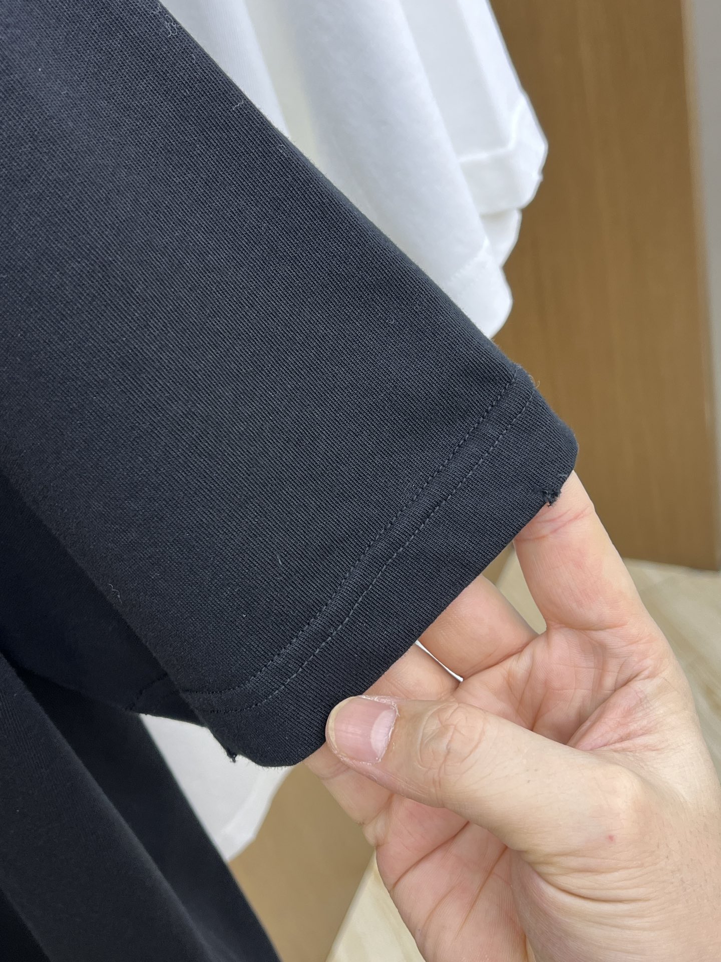  Dior迪奥2025新款经典字母做旧破洞印花LOGO短袖男女同款

这款 T 恤采用棉质竹节平纹针织面