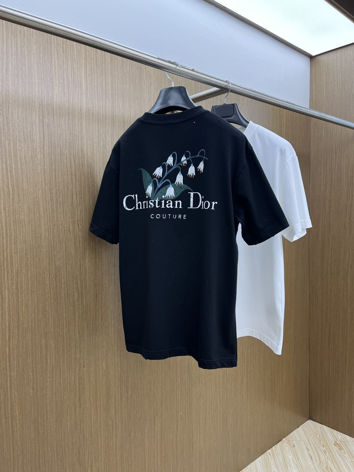  Dior迪奥2025新款经典字母做旧破洞印花LOGO短袖男女同款

这款 T 恤采用棉质竹节平纹针织面