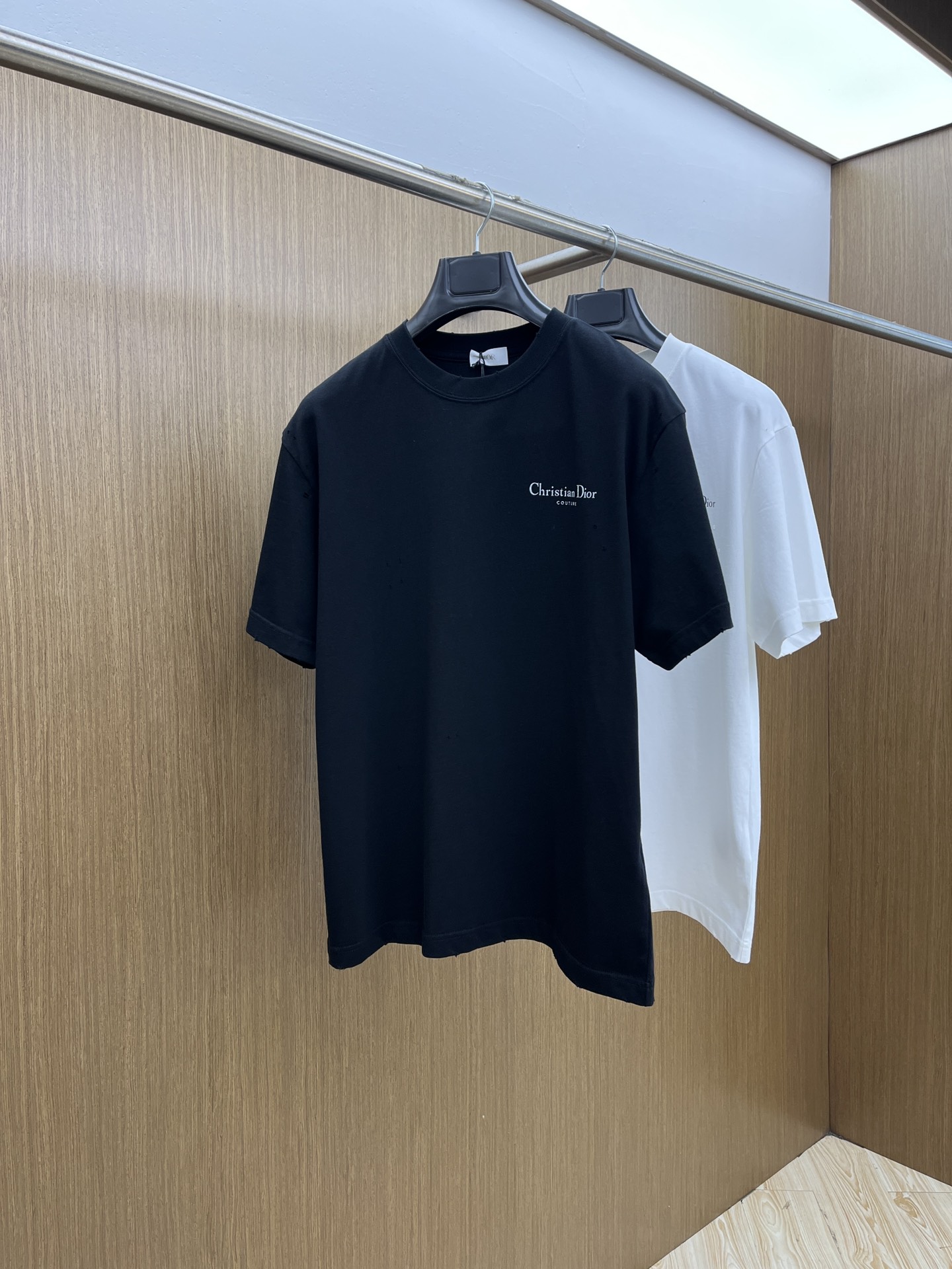  Dior迪奥2025新款经典字母做旧破洞印花LOGO短袖男女同款

这款 T 恤采用棉质竹节平纹针织面