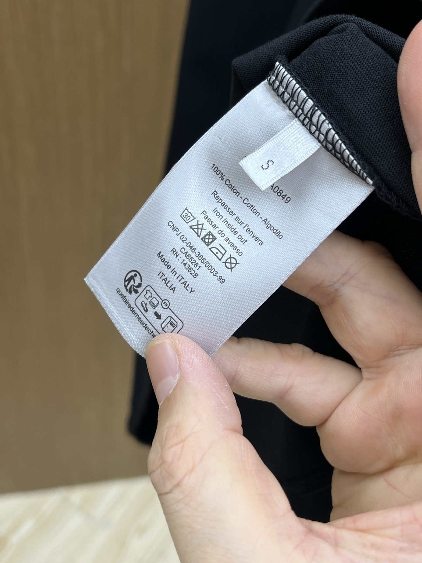  Dior迪奥2025新款经典字母做旧破洞印花LOGO短袖男女同款

这款 T 恤采用棉质竹节平纹针织面