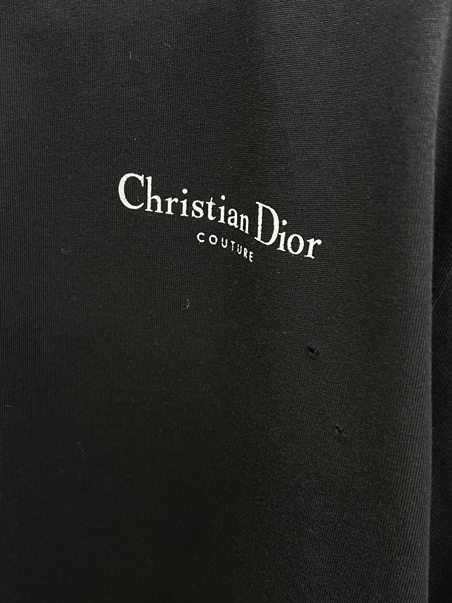  Dior迪奥2025新款经典字母做旧破洞印花LOGO短袖男女同款

这款 T 恤采用棉质竹节平纹针织面