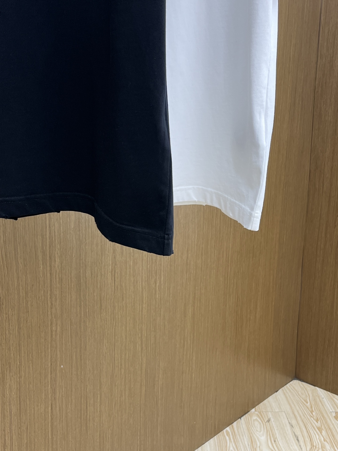  Dior迪奥2025新款经典字母做旧破洞印花LOGO短袖男女同款

这款 T 恤采用棉质竹节平纹针织面