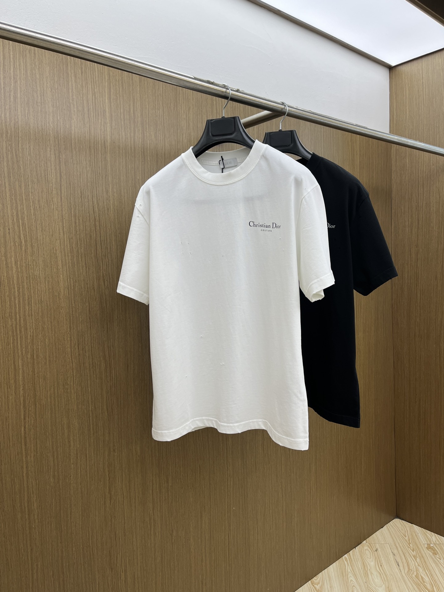 NO:427741,Dior 2025 new classic letters made of old ripped LOGO short-sleeved men and women. This T-shirt is carefully crafted from cotton bamboo jersey fabric. The chest is decorated with gray Christian Dior Couture prints to present a dessert effect. Casual tailoring and ribbed round neck design, GZ can be easily matched with various jeans or casual outfits. Color black white blue gray Size S-XXL,,dior,dior,jeans,T-shirt,alexander wang19860909Dior迪奥2025新款经典字母做旧破洞印花LOGO短袖男女同款 这款 T 恤采用棉质竹节平纹针织面料精心制作.胸前饰以灰色 Christian Dior Couture 印花,呈现仿旧效果.休闲剪裁和罗纹圆领设计,GZ 可与各式牛仔裤或休闲装扮轻松搭配. 颜色黑色 白色 蓝色 灰色 尺码S-XXL,,dior,dior,jeans,T-shirt,alexander wang,Men's clothing