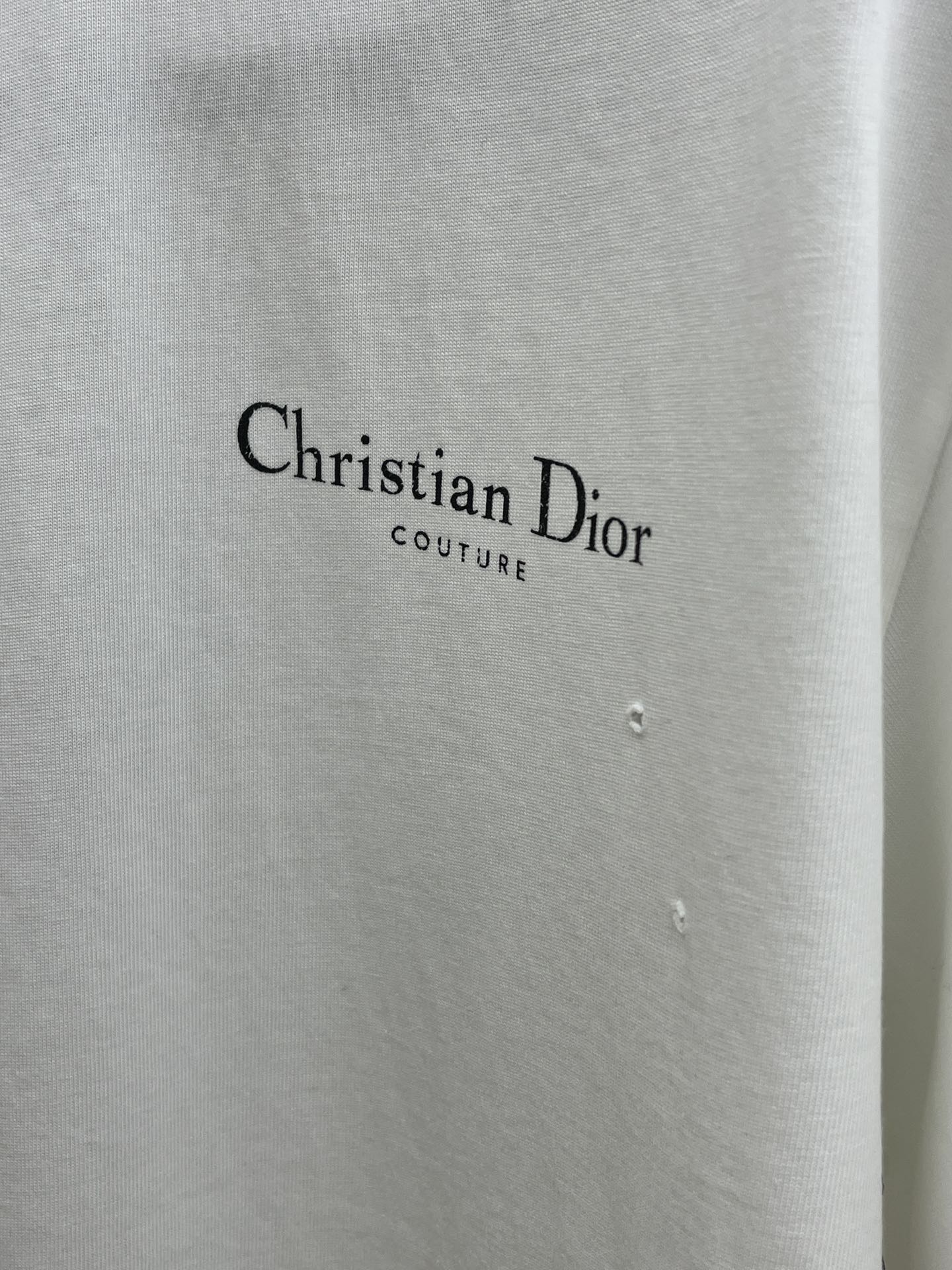  Dior迪奥2025新款经典字母做旧破洞印花LOGO短袖男女同款

这款 T 恤采用棉质竹节平纹针织面