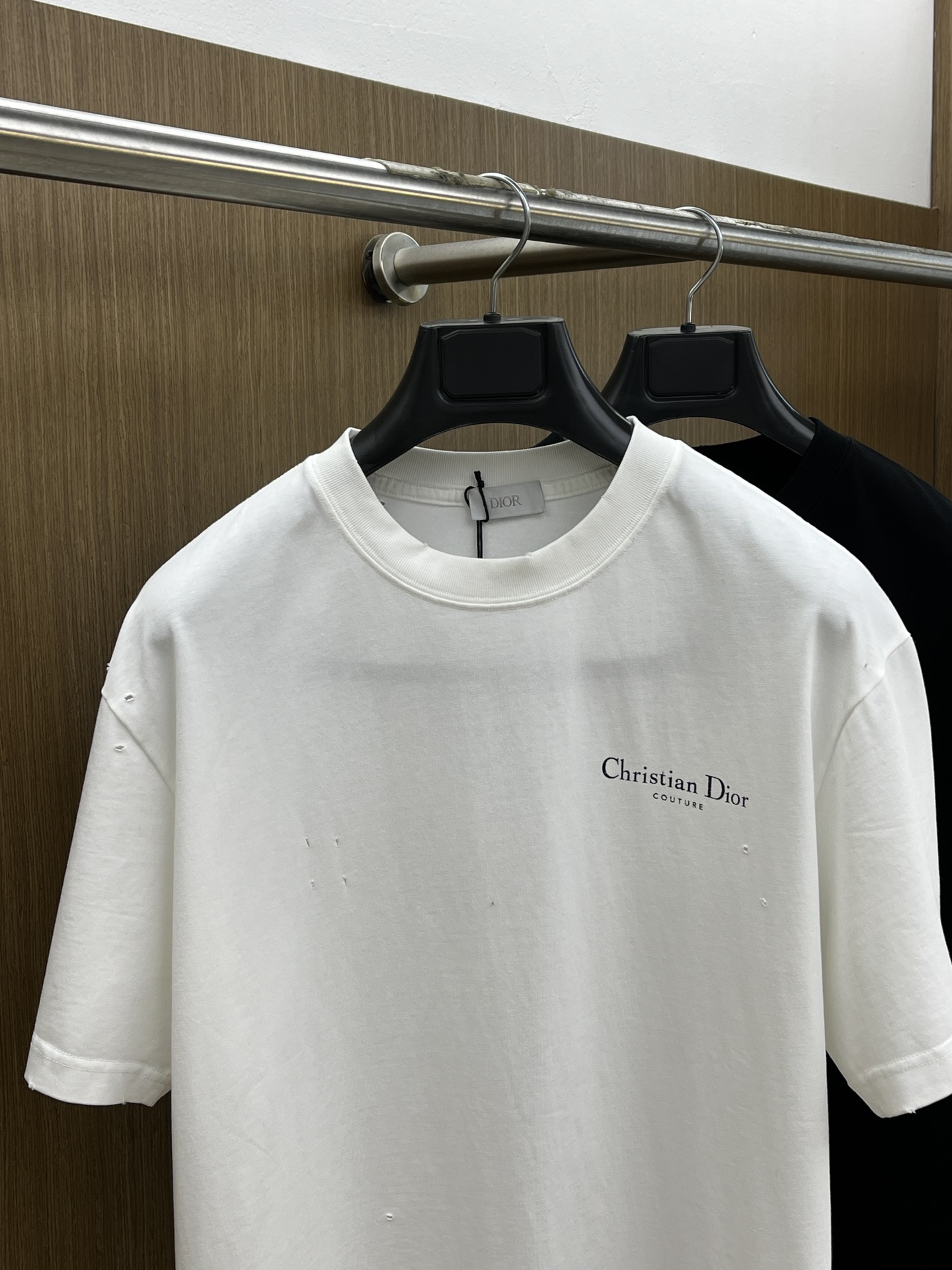  Dior迪奥2025新款经典字母做旧破洞印花LOGO短袖男女同款

这款 T 恤采用棉质竹节平纹针织面