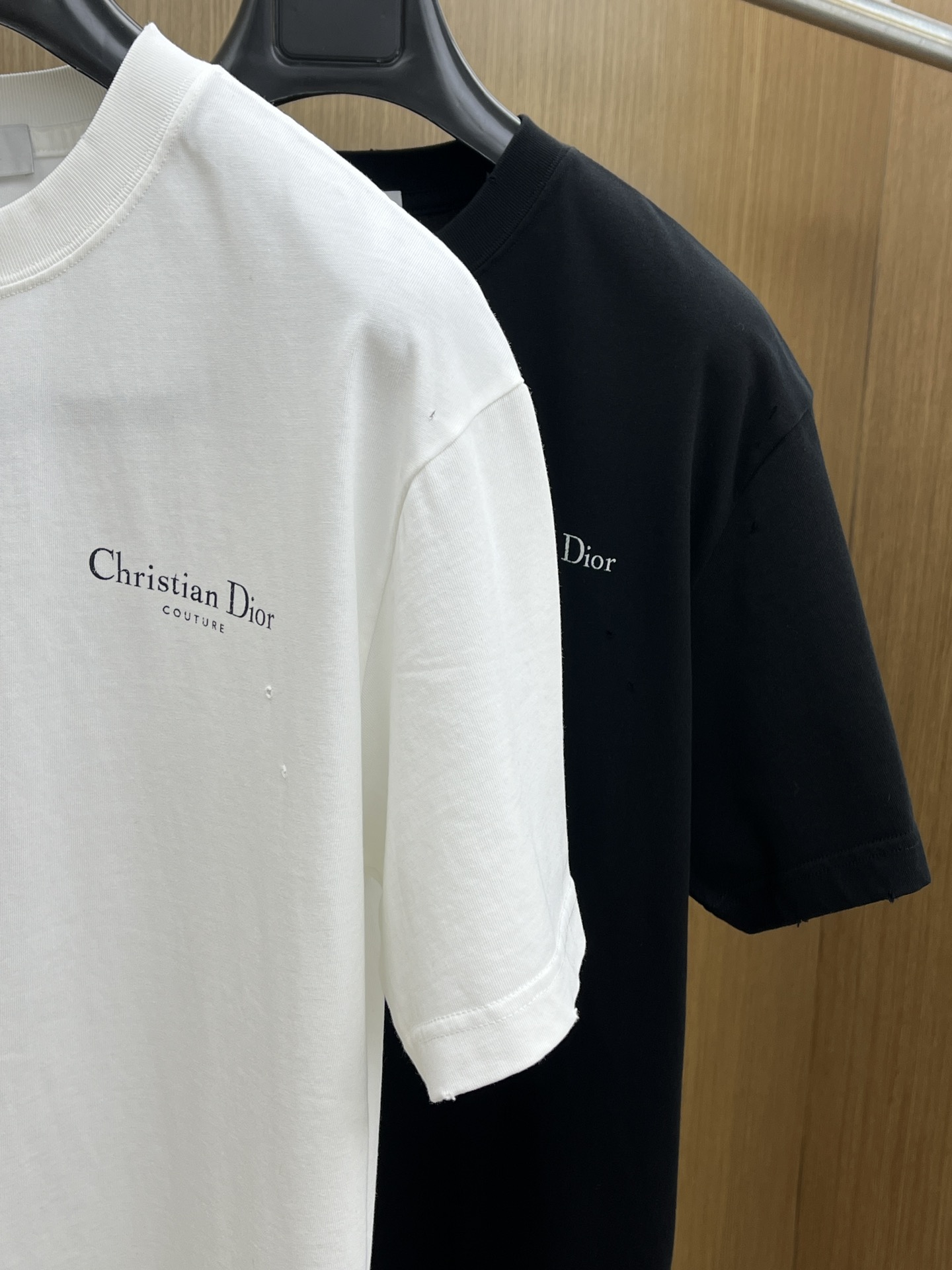  Dior迪奥2025新款经典字母做旧破洞印花LOGO短袖男女同款

这款 T 恤采用棉质竹节平纹针织面