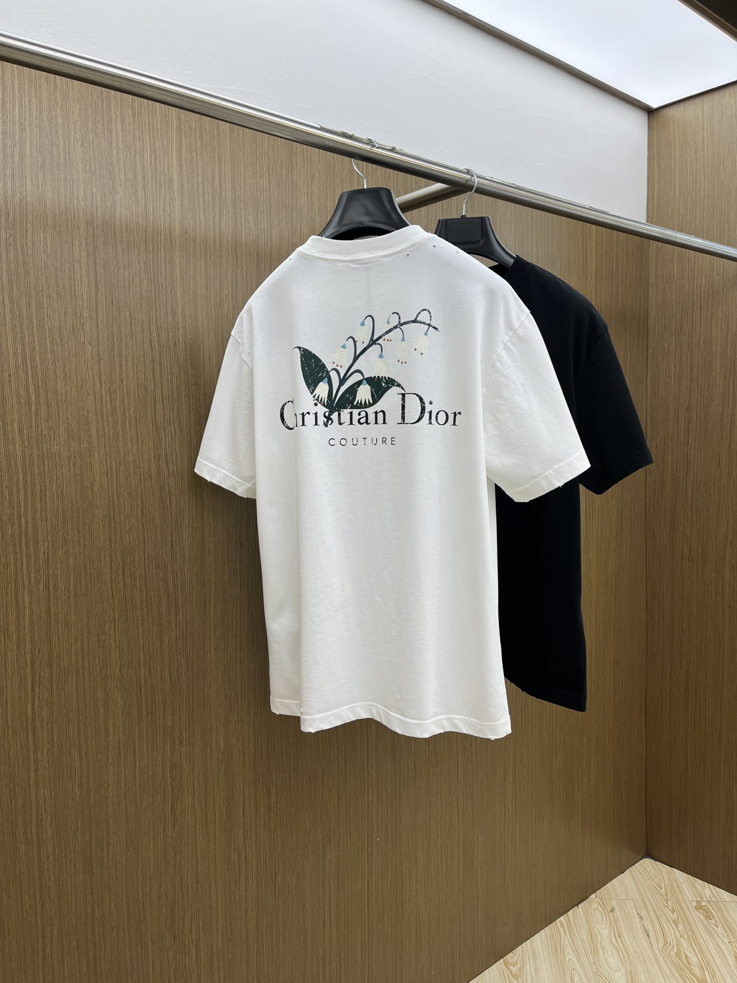  Dior迪奥2025新款经典字母做旧破洞印花LOGO短袖男女同款

这款 T 恤采用棉质竹节平纹针织面