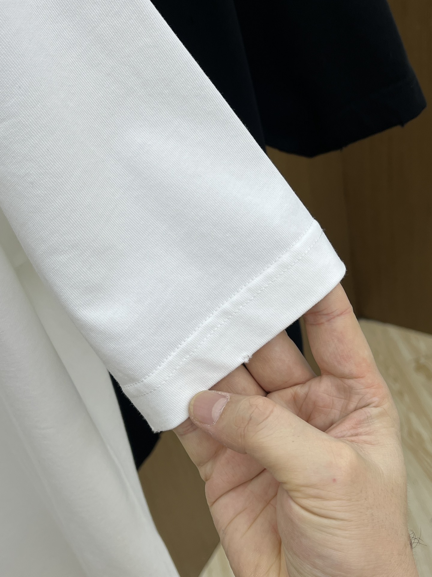  Dior迪奥2025新款经典字母做旧破洞印花LOGO短袖男女同款

这款 T 恤采用棉质竹节平纹针织面