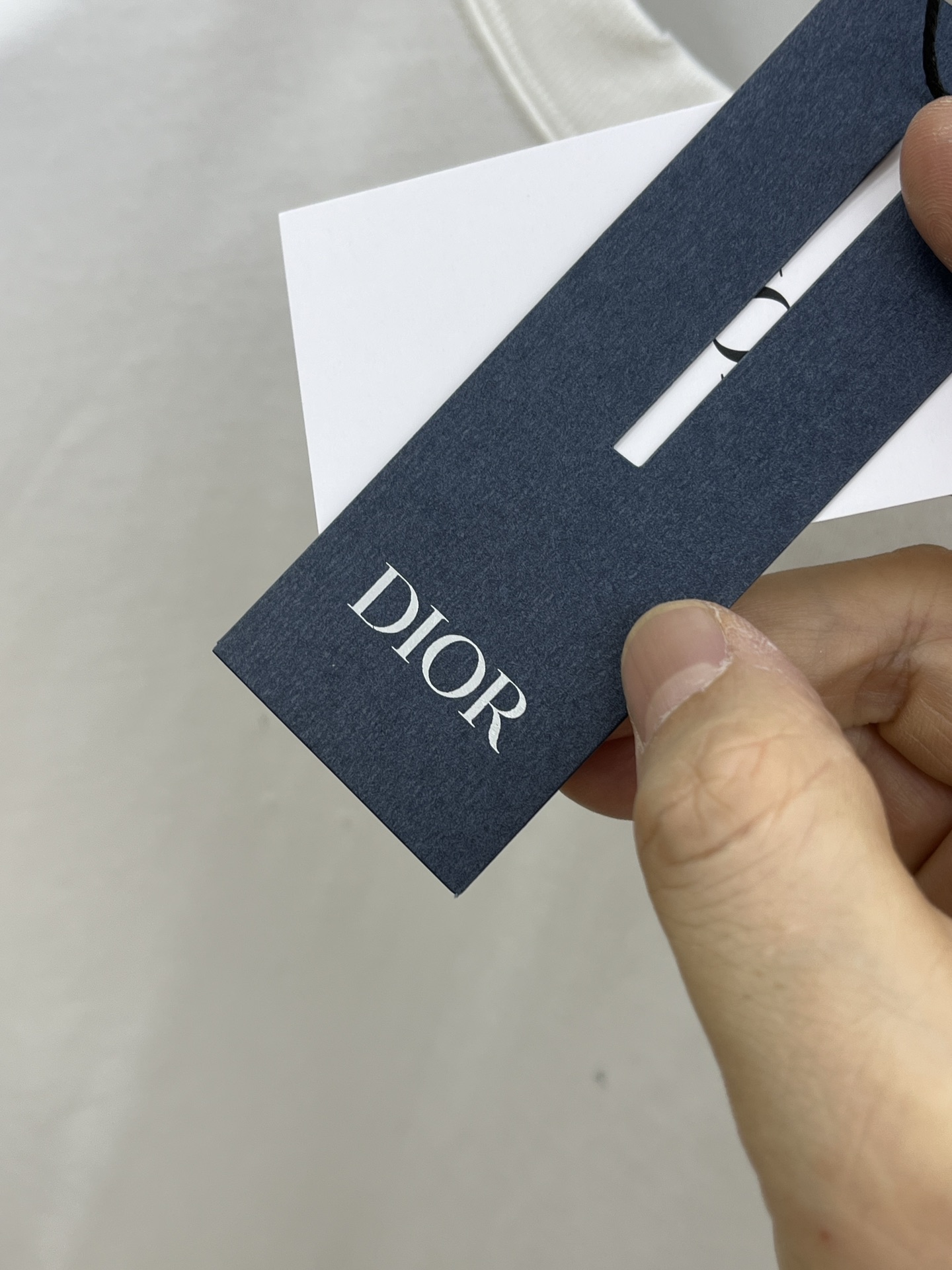  Dior迪奥2025新款经典字母做旧破洞印花LOGO短袖男女同款

这款 T 恤采用棉质竹节平纹针织面