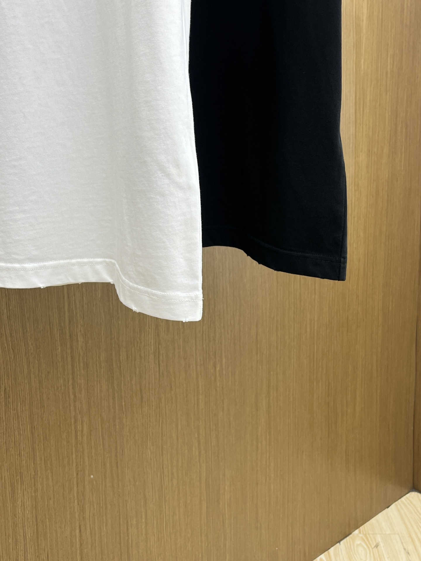  Dior迪奥2025新款经典字母做旧破洞印花LOGO短袖男女同款

这款 T 恤采用棉质竹节平纹针织面