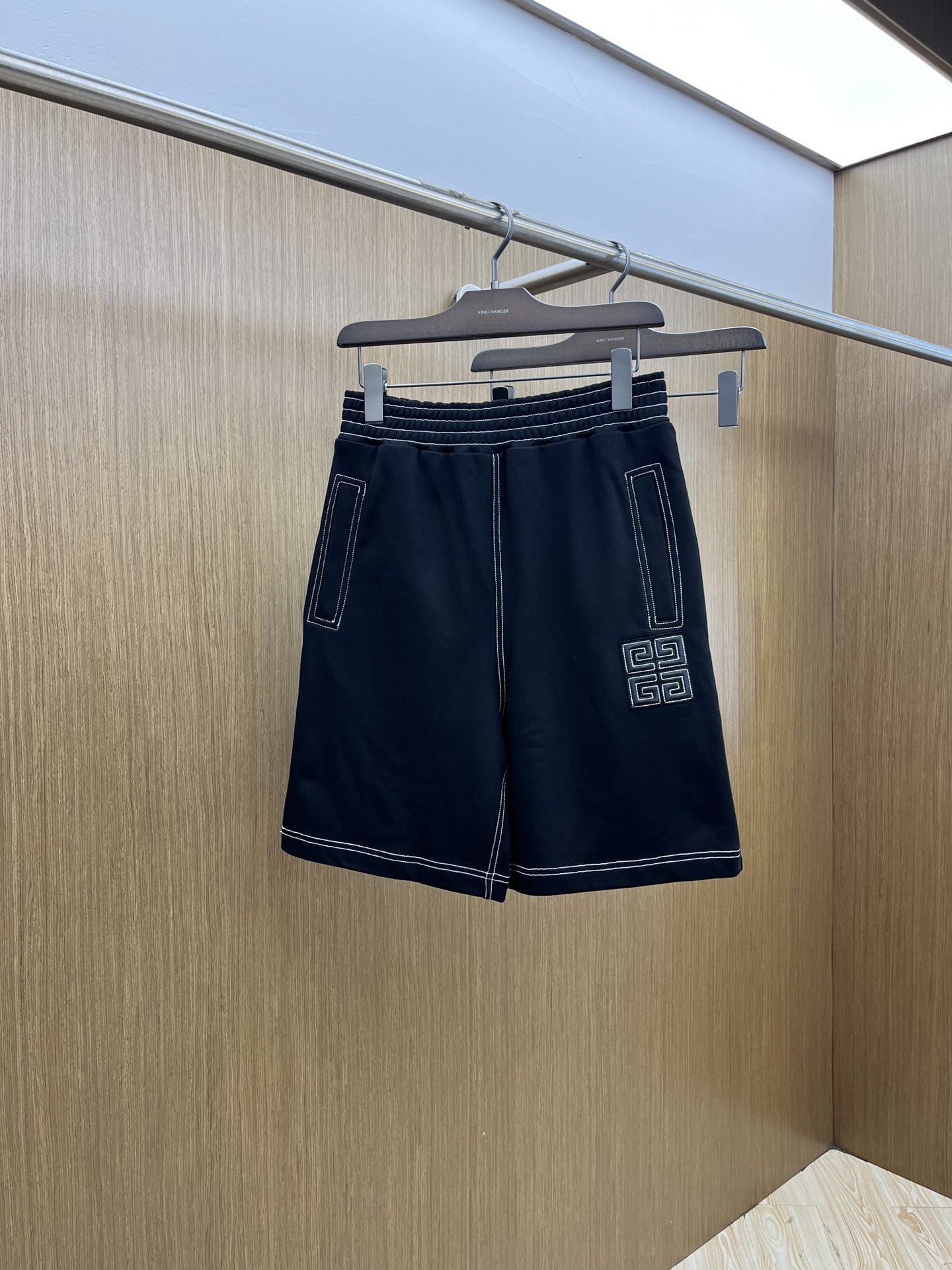 NO:425469,Givenchy Givenchy 2025 summer new embroidered casual sports shorts for men. This Givenchy shorts, the main body is classic black, with ribbed design at the waist, fits the body and is comfortable and comfortable, and is outlined with white bright lines to add layers of detail. The symmetrical pockets on both sides outline the outline with white stitching, both practical and decorative. The iconic 4G logo elements on the right side are presented in white exquisite embroidery. GZ is a symbol of Givenchy brand recognition. Color black Size S-XXL, given, given, given, shorts, alexander wang19860909Givenchy纪梵希2025夏季新款刺绣休闲运动短裤男士 这款纪梵希短裤,主体为经典黑色,腰部配有罗纹设计,贴合身形且舒适自在,同时以白色明线勾勒,增添细节层次.两侧对称的口袋,以白色缝线勾勒轮廓,兼具实用性与装饰性.右侧裤身标志性的4G Logo 元素,以白色精致刺绣呈现,GZ 是纪梵希品牌辨识度的象征. 颜色黑色 尺码S-XXL,,givenchy,givenchy,shorts,alexander wang,Men's clothing