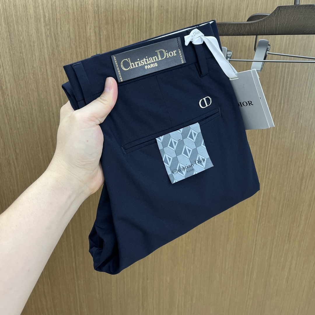 NO:484969,New CD 1955ss Spring and Summer New Products, available on the official website simultaneously, men's high-end business casual trousers, high-end imported fabric, with elasticity, silicone letter pressing on the back, five combinations, namely classic and fashionable, combined tailor, unrestrained upper body effect, comfortable and breathable fax number 30-4037,,alexander wang19860909新款 CD 1955ss春夏新品,官网同步有售,男士高端商务休闲西裤,高端进口面料,带弹力,后面采用硅胶字母压胶,五搭配,即经典又时尚,合体裁缝,上身效果无约束感 ,舒适透气fax 码数30-4037,,alexander wang,Men's clothing