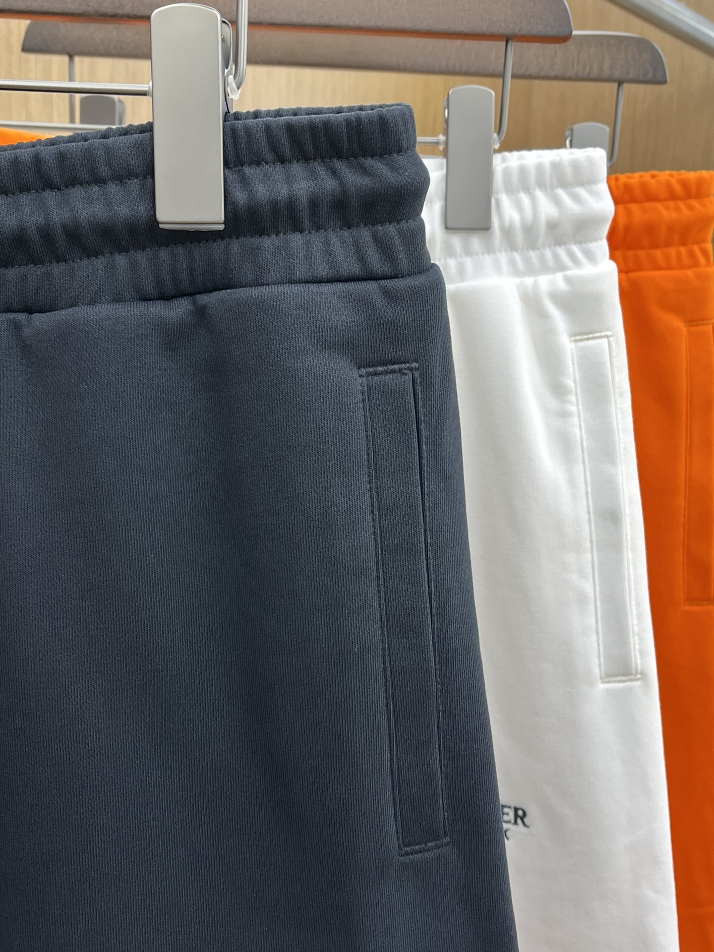 新品 Mon 🔥Ss春夏新款独家专供新款休闲短裤🩳高端版本 定制面料 透气舒适度高，细节无可挑剔，品牌元