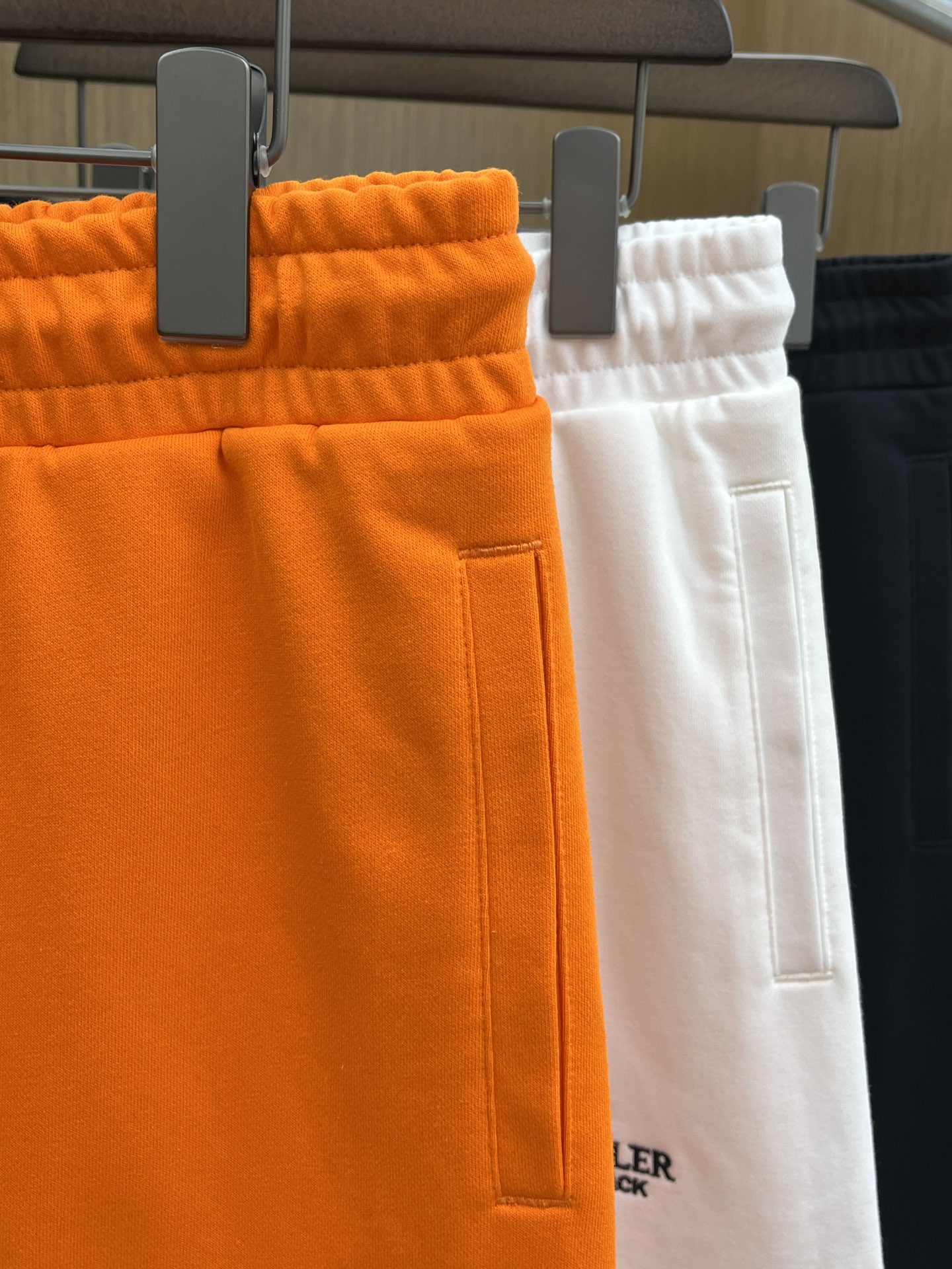 新品 Mon 🔥Ss春夏新款独家专供新款休闲短裤🩳高端版本 定制面料 透气舒适度高，细节无可挑剔，品牌元