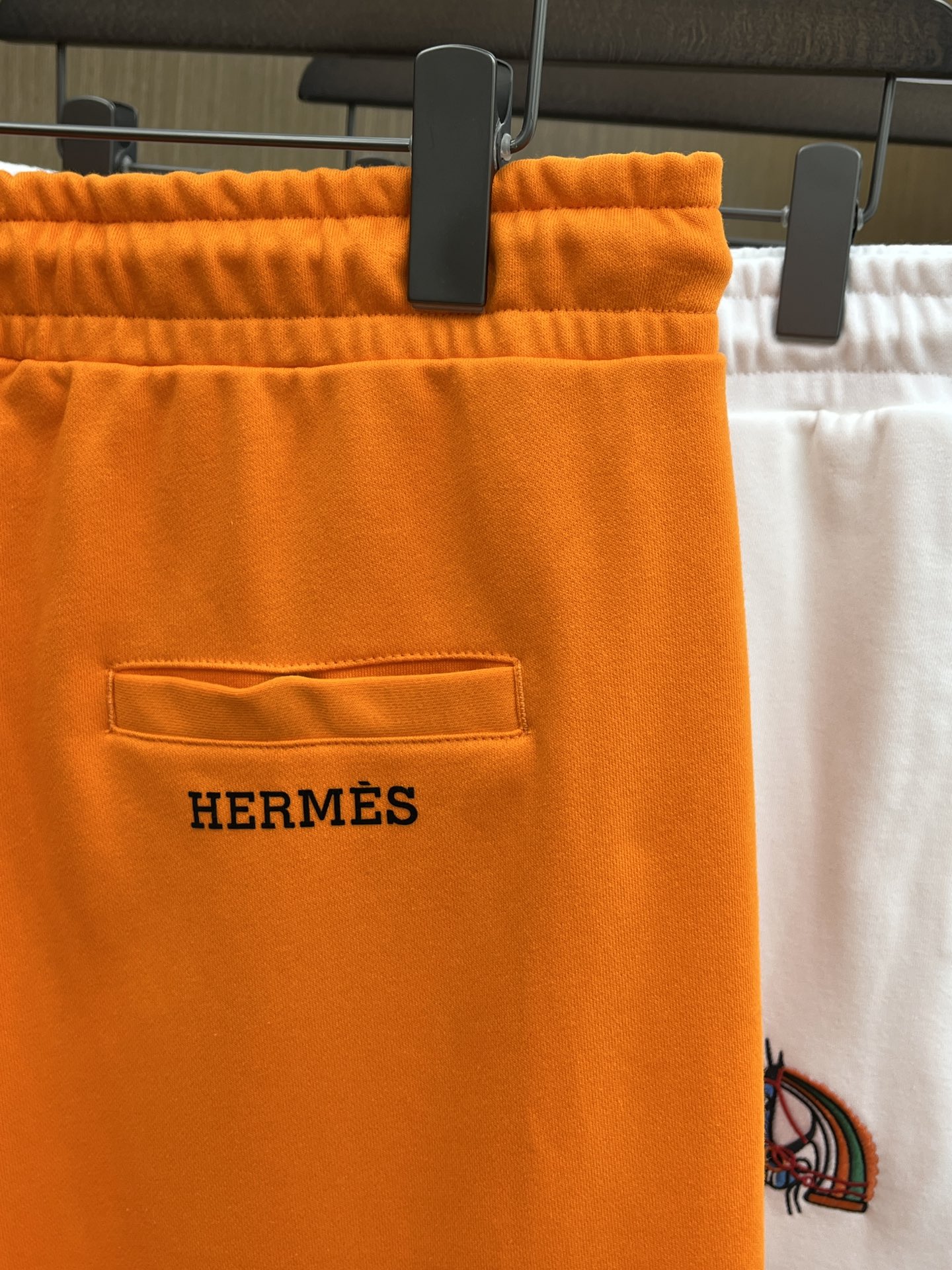 新品 Her 🔥Ss春夏新款独家专供新款休闲短裤🩳高端版本 定制面料 透气舒适度高，细节无可挑剔，品牌元