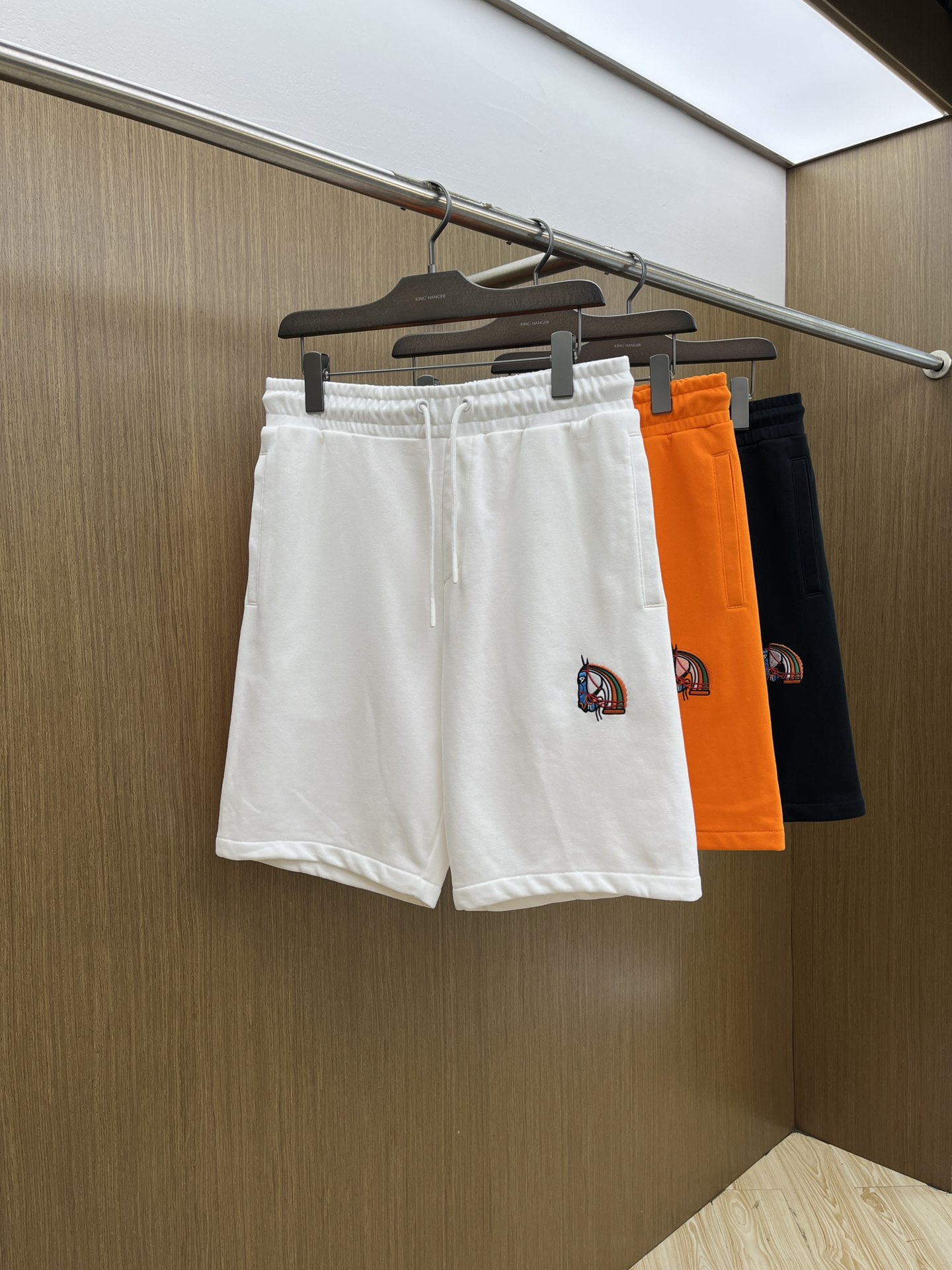 NO:515053,New product Her Ss spring and summer new style is exclusively available for the new high-end version of casual shorts. Customized fabrics, breathable and comfortable, impeccable details, brand elements design concept, reflecting high quality. The feel is delicate and soft!  It is casually cut, with a great upper body style!  FDL code number S-3XL maximum wearable 210 catties, shorts, alexander wang19860909新品 Her Ss春夏新款独家专供新款休闲短裤高端版本 定制面料 透气舒适度高,细节无可挑剔,品牌元素设计理念,体现高品质.手感细腻柔软！呈现休闲裁剪,上身版型超赞！fdl码数S-3XL 最大可穿210斤,,shorts,alexander wang,Men's clothing