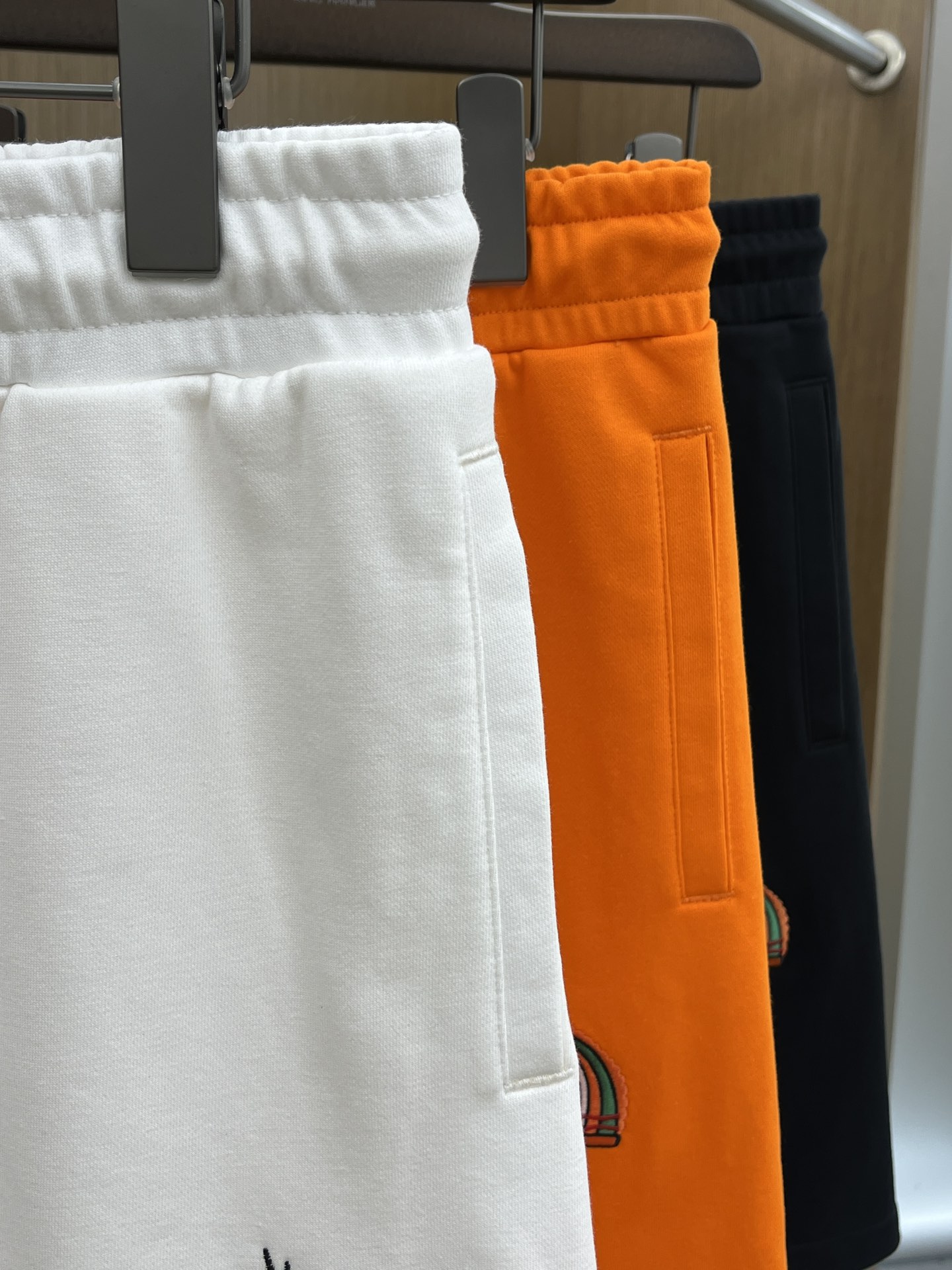 新品 Her 🔥Ss春夏新款独家专供新款休闲短裤🩳高端版本 定制面料 透气舒适度高，细节无可挑剔，品牌元