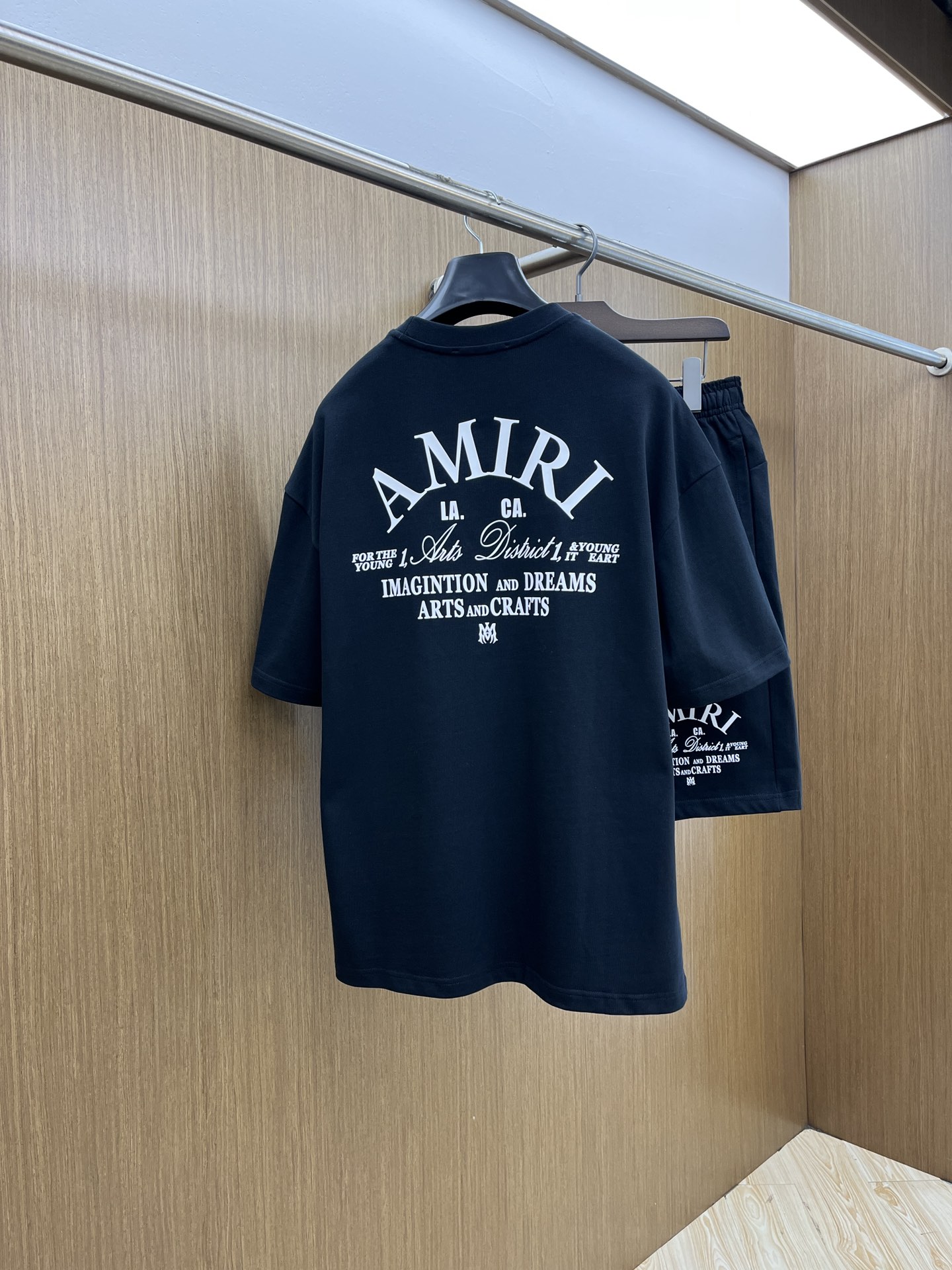 新款/套 AMIRI 🔥🔥春夏最新款休闲短裤短袖套装，男女款👫 贸易公司渠道稀出，同步官网发售！基本每一