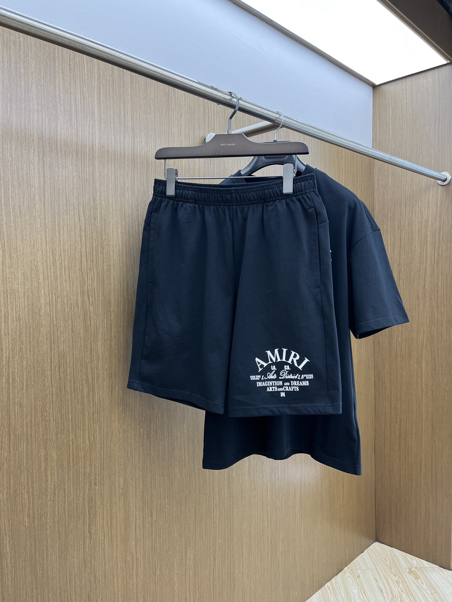 新款/套 AMIRI 🔥🔥春夏最新款休闲短裤短袖套装，男女款👫 贸易公司渠道稀出，同步官网发售！基本每一