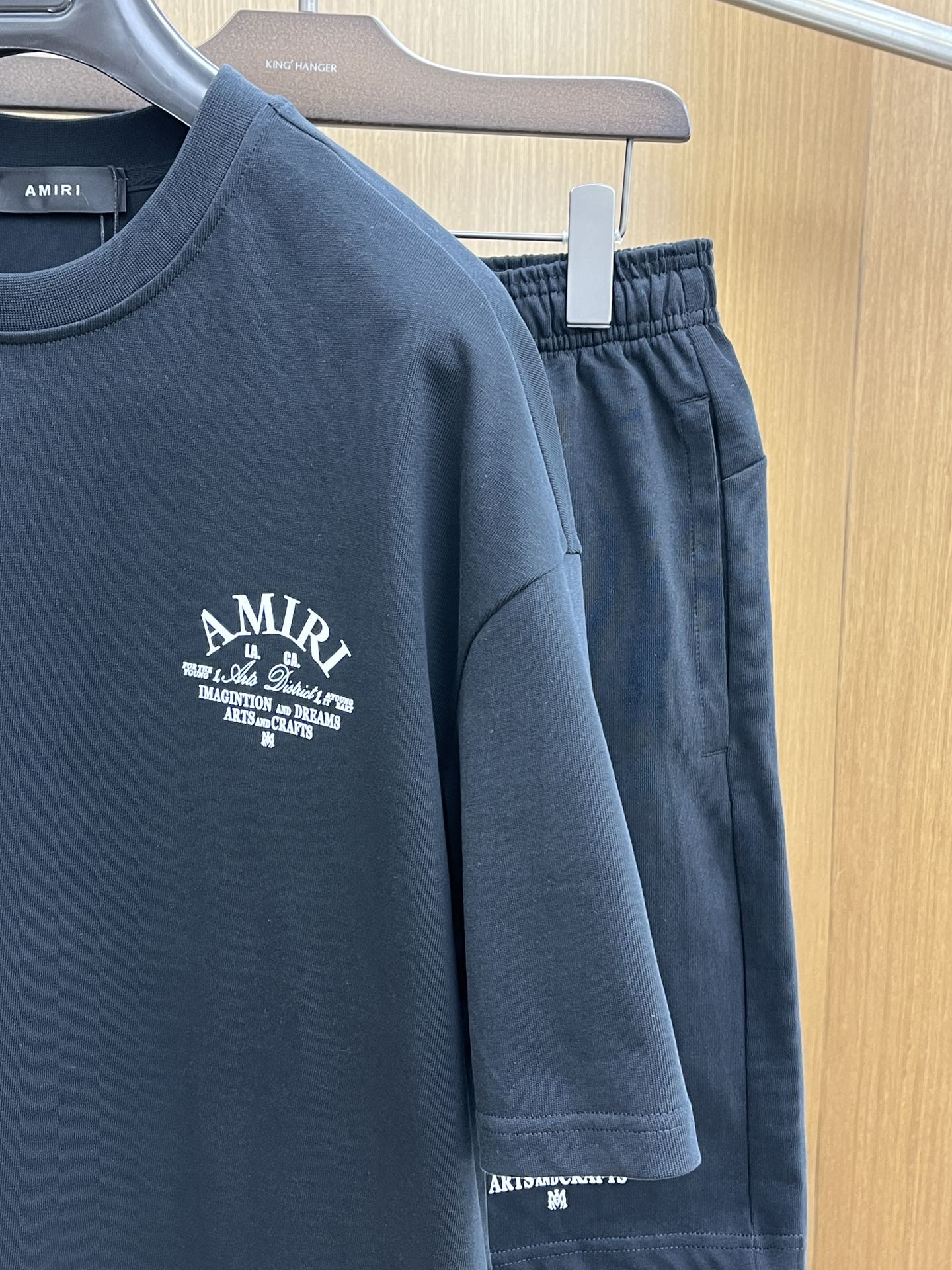 新款/套 AMIRI 🔥🔥春夏最新款休闲短裤短袖套装，男女款👫 贸易公司渠道稀出，同步官网发售！基本每一