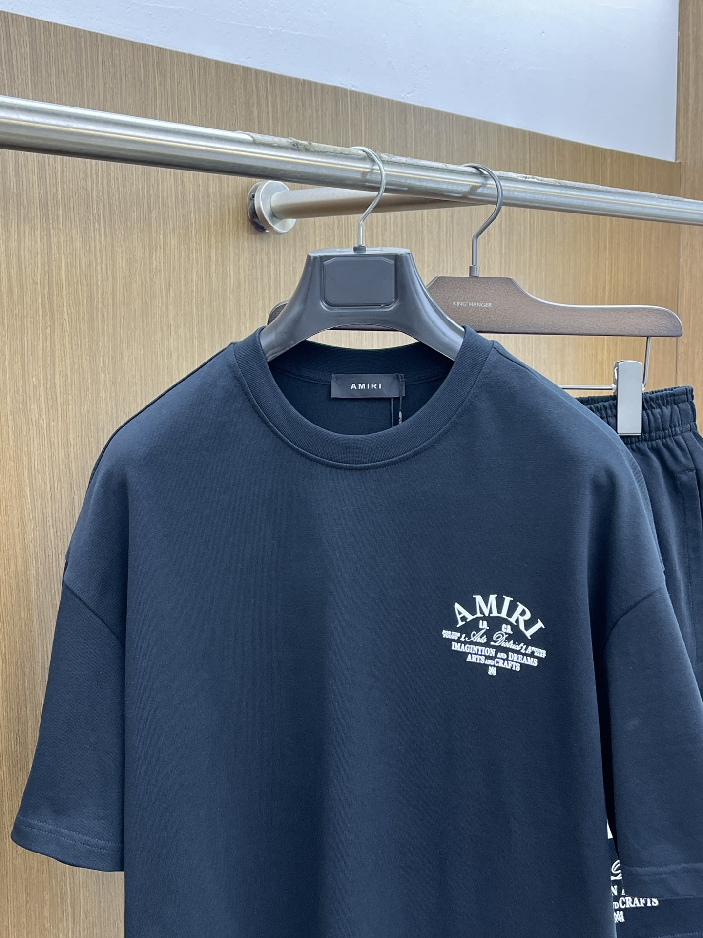 新款/套 AMIRI 🔥🔥春夏最新款休闲短裤短袖套装，男女款👫 贸易公司渠道稀出，同步官网发售！基本每一