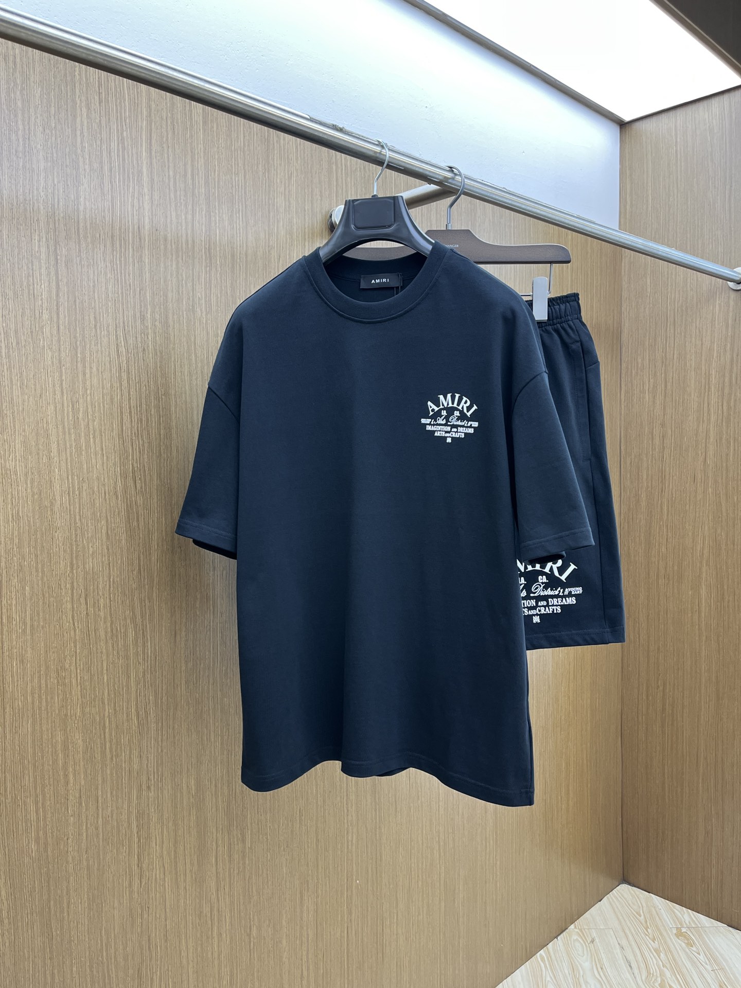 新款/套 AMIRI 🔥🔥春夏最新款休闲短裤短袖套装，男女款👫 贸易公司渠道稀出，同步官网发售！基本每一