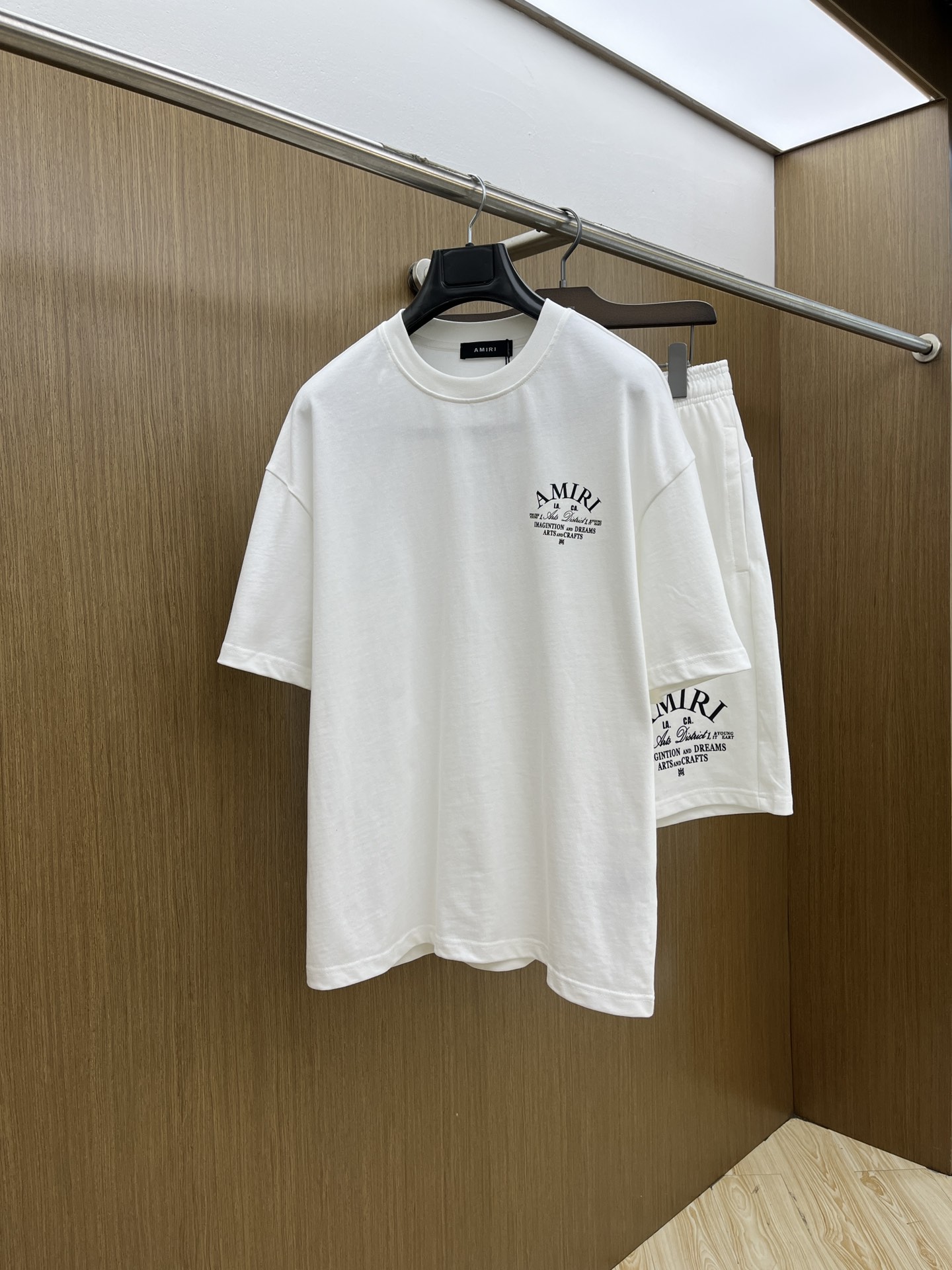 新款/套 AMIRI 🔥🔥春夏最新款休闲短裤短袖套装，男女款👫 贸易公司渠道稀出，同步官网发售！基本每一