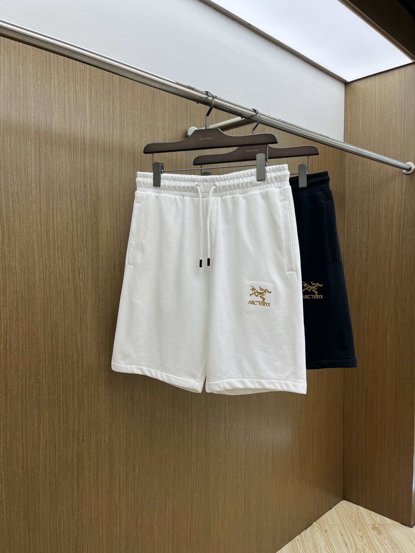 NO:515055,New product ARC Ss spring and summer new style exclusively for new casual shorts high-end versions. Customized fabrics, breathable and comfortable, impeccable details, brand elements design concept, reflecting high quality. The feel is delicate and soft!  It is casually cut, with a great upper body style!  FDL code number S-3XL maximum wearable 210 catties, shorts, alexander wang19860909新品 ARC Ss春夏新款独家专供新款休闲短裤高端版本 定制面料 透气舒适度高,细节无可挑剔,品牌元素设计理念,体现高品质.手感细腻柔软！呈现休闲裁剪,上身版型超赞！fdl码数S-3XL 最大可穿210斤,,shorts,alexander wang,Men's clothing