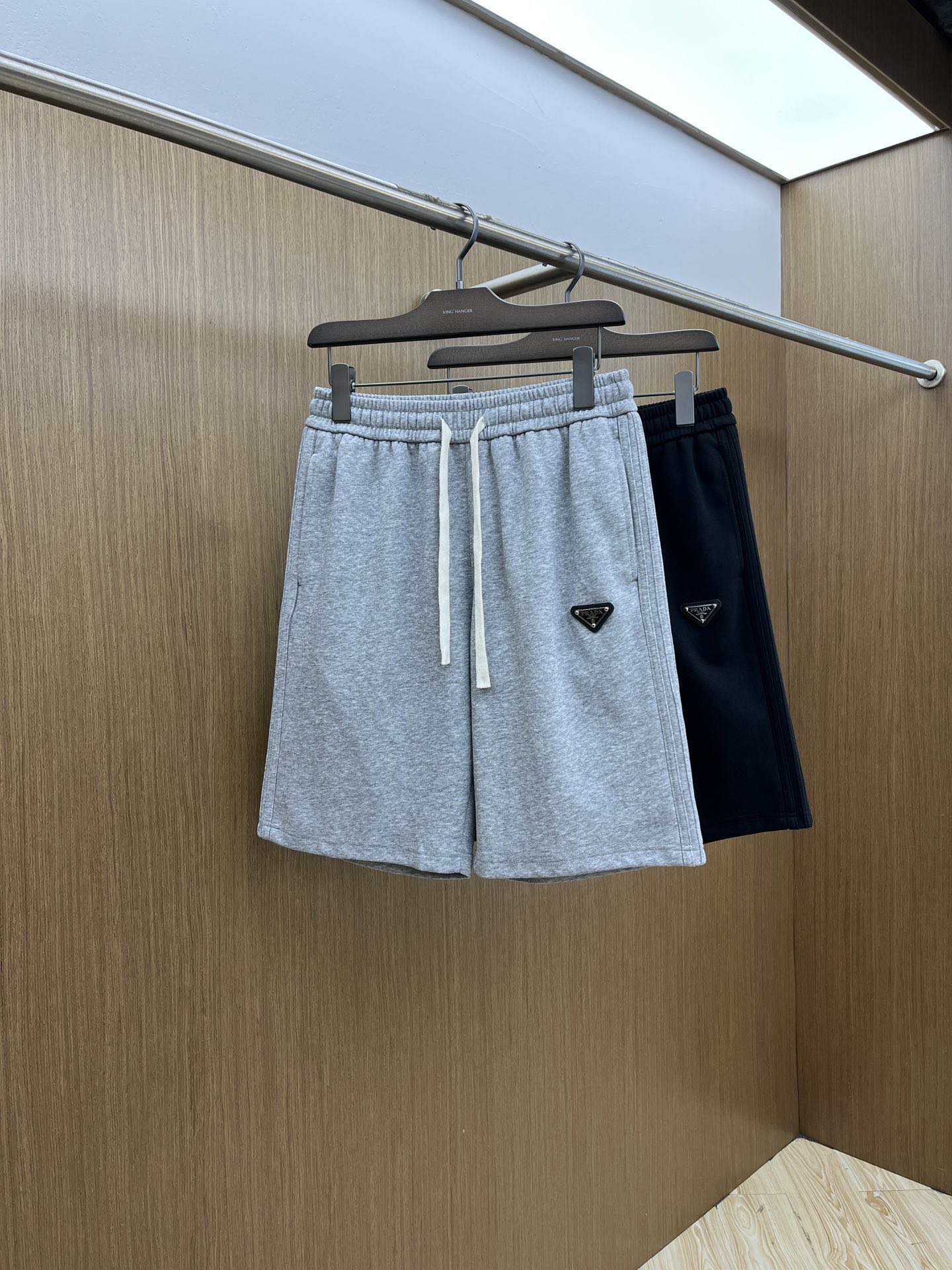 NO:515047,New product PD Ss spring and summer new style exclusively for new casual shorts high-end versions. Customized fabrics, breathable and comfortable, impeccable details, brand elements design concept, reflecting high quality. The feel is delicate and soft!  It is casually cut, with a great upper body style!  FDL code number S-3XL maximum wearable 210 catties, shorts, alexander wang19860909新品 PD Ss春夏新款独家专供新款休闲短裤高端版本 定制面料 透气舒适度高,细节无可挑剔,品牌元素设计理念,体现高品质.手感细腻柔软！呈现休闲裁剪,上身版型超赞！fdl码数S-3XL 最大可穿210斤,,shorts,alexander wang,Men's clothing