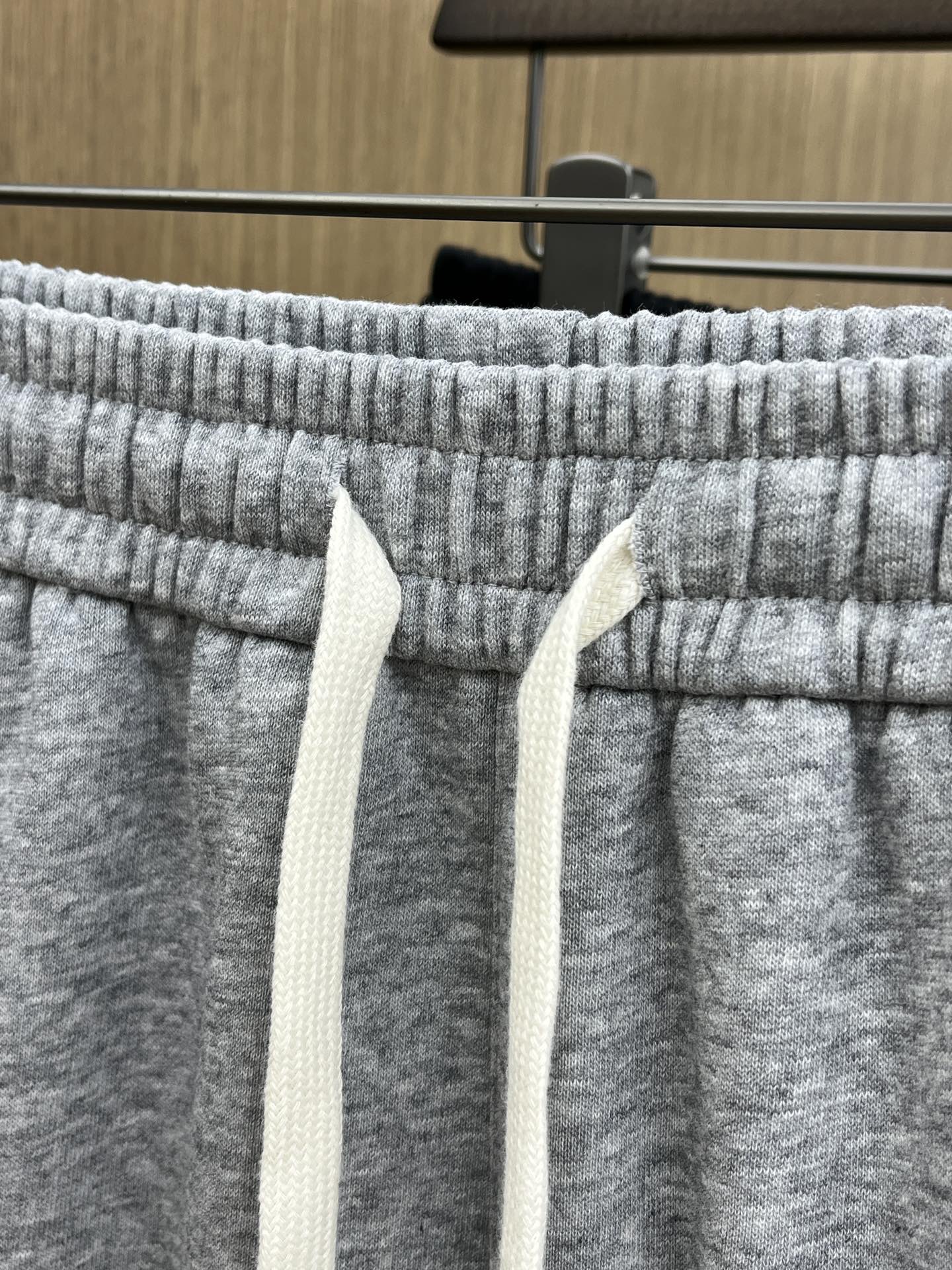 新品 PD 🔥Ss春夏新款独家专供新款休闲短裤🩳高端版本 定制面料 透气舒适度高，细节无可挑剔，品牌元素